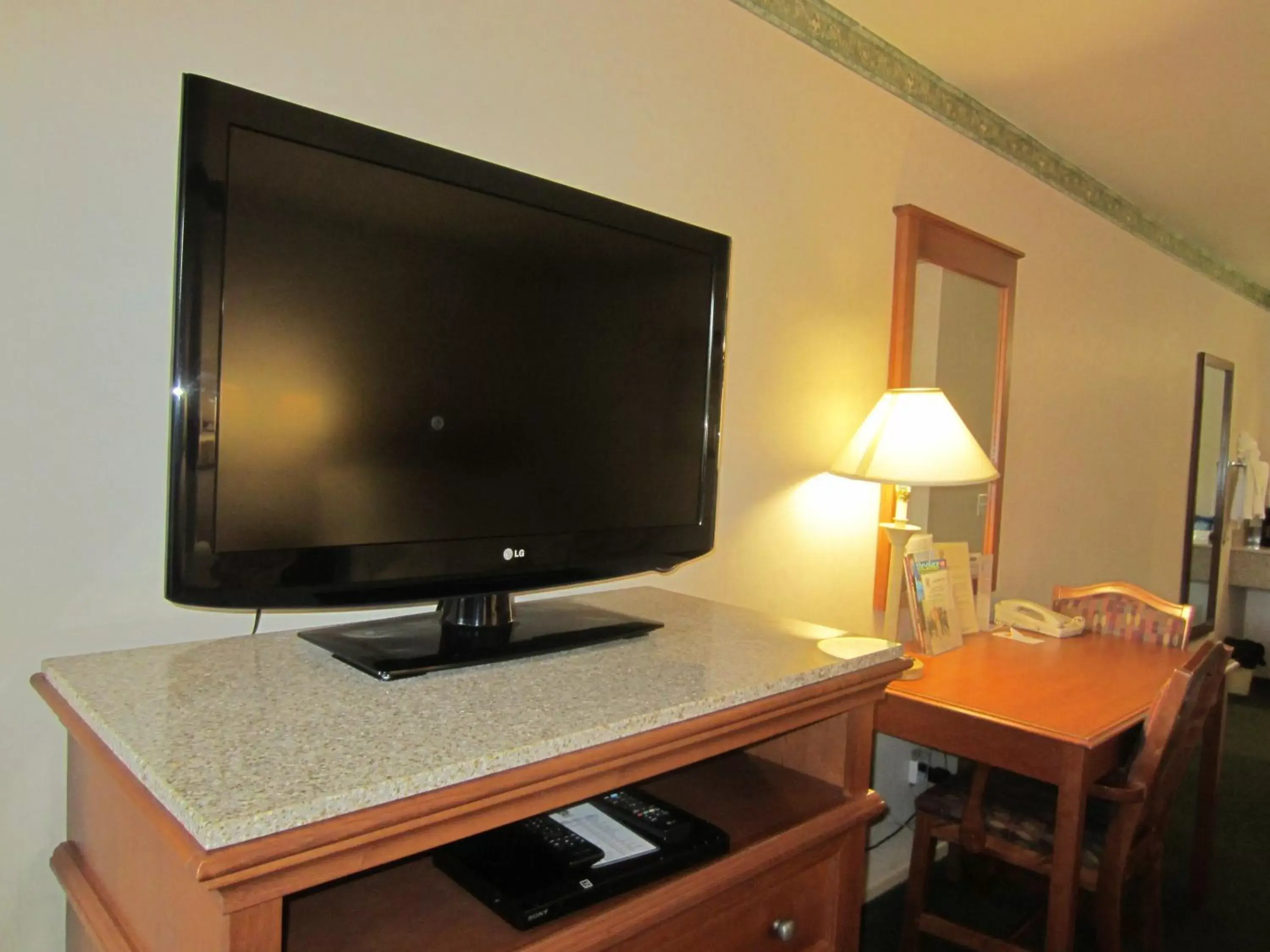 TV and multimedia, TV/Entertainment Center in Old Town Inn