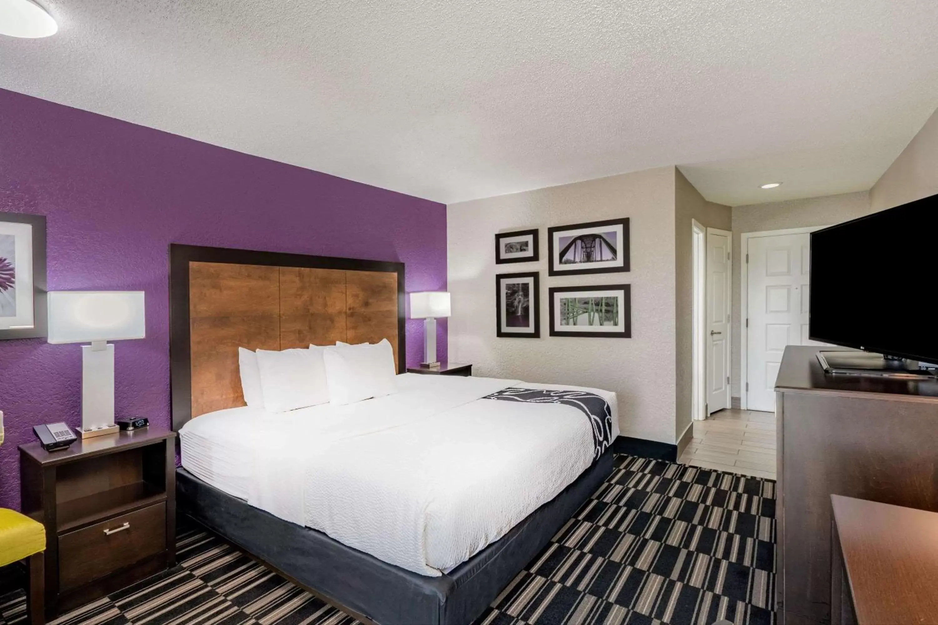 Photo of the whole room, Bed in La Quinta Inn by Wyndham El Dorado