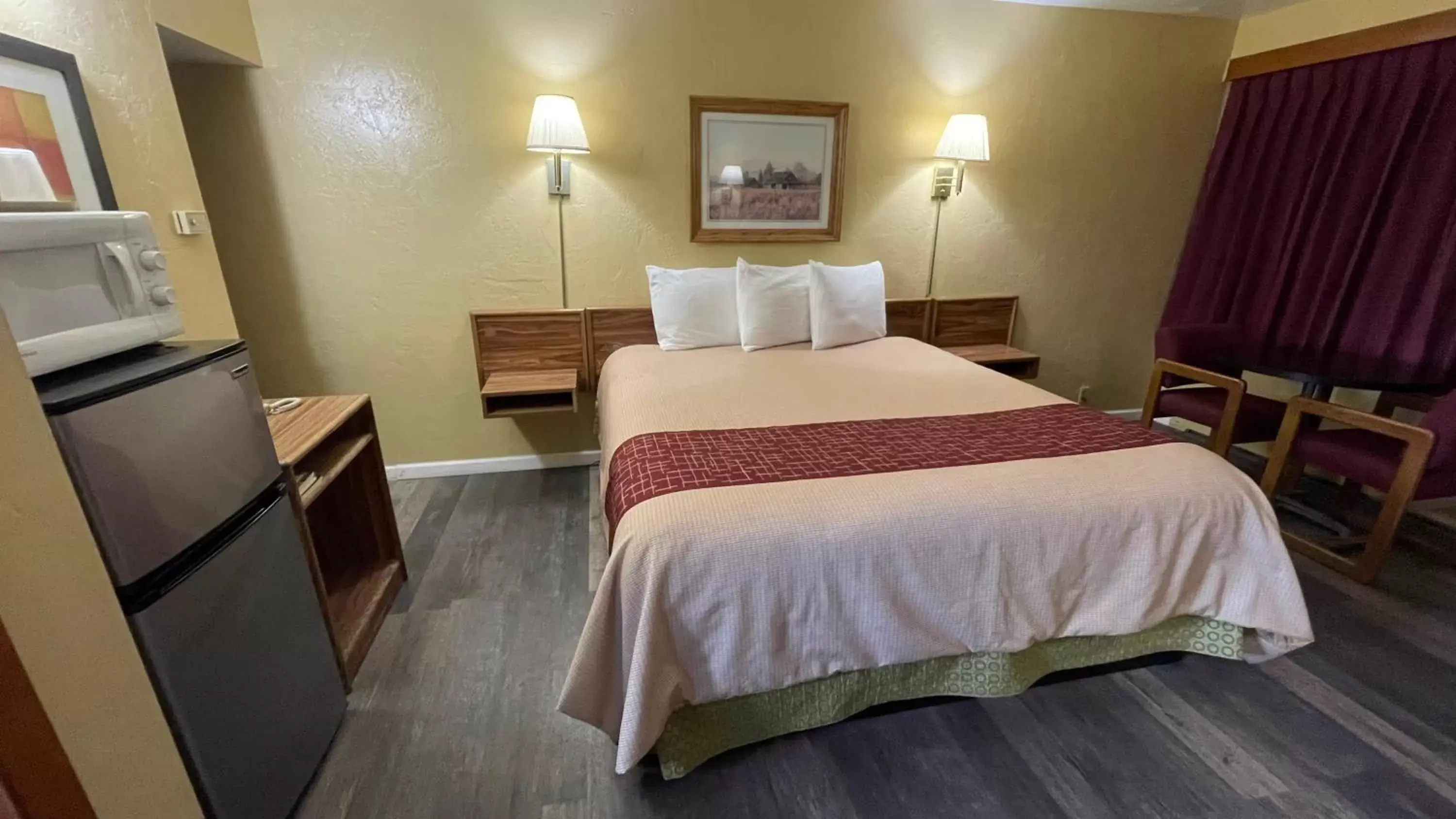 Photo of the whole room, Bed in American inn