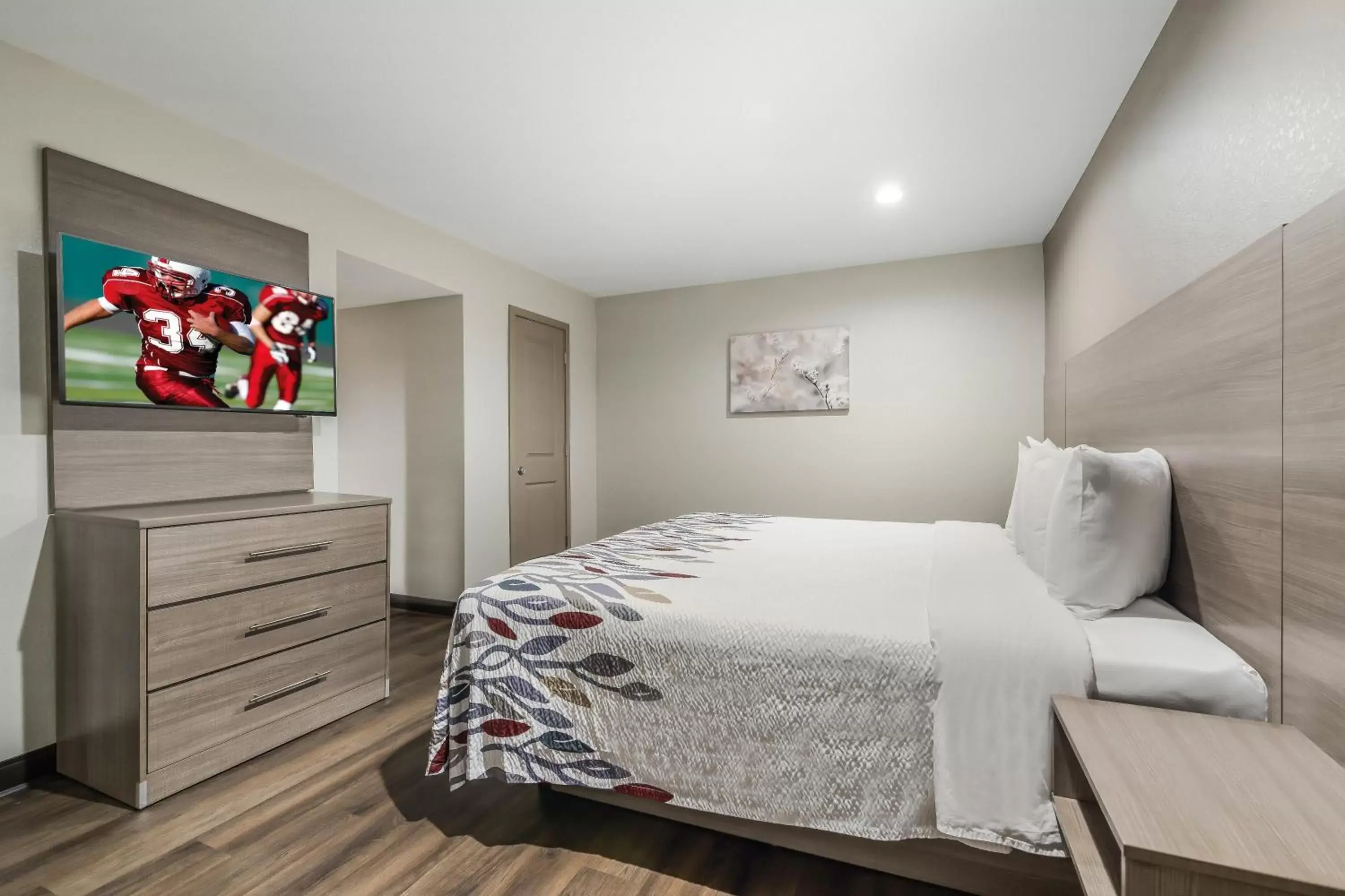 Bedroom, Bed in Red Roof Inn & Suites Wildwood, FL