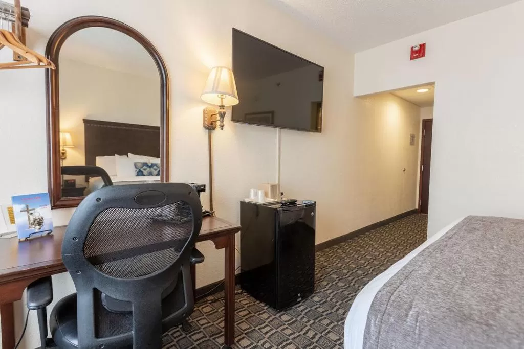 TV and multimedia, Bed in Savannah House Hotel