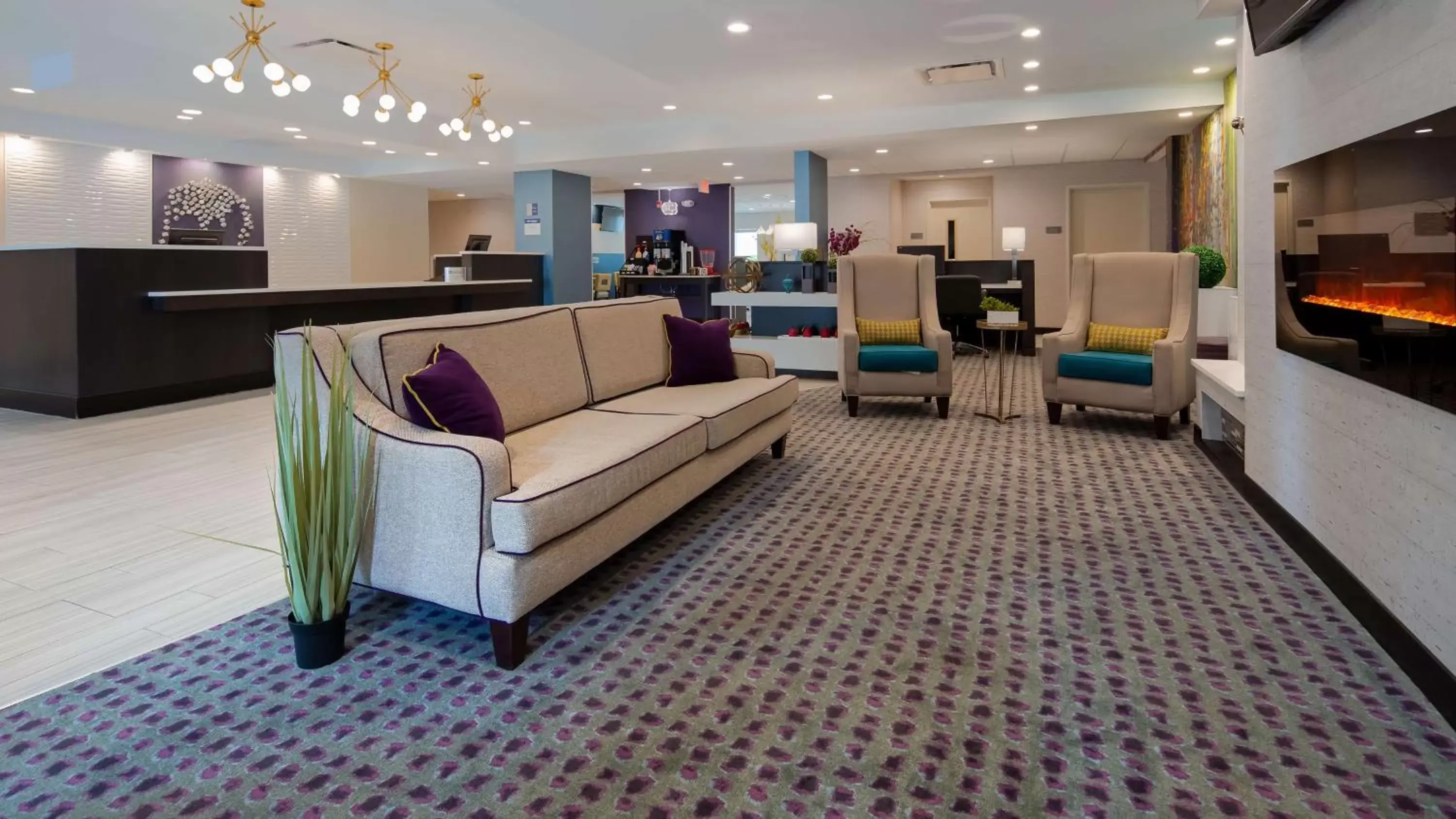 Lobby or reception, Seating Area in Best Western Plus Erie Inn & Suites