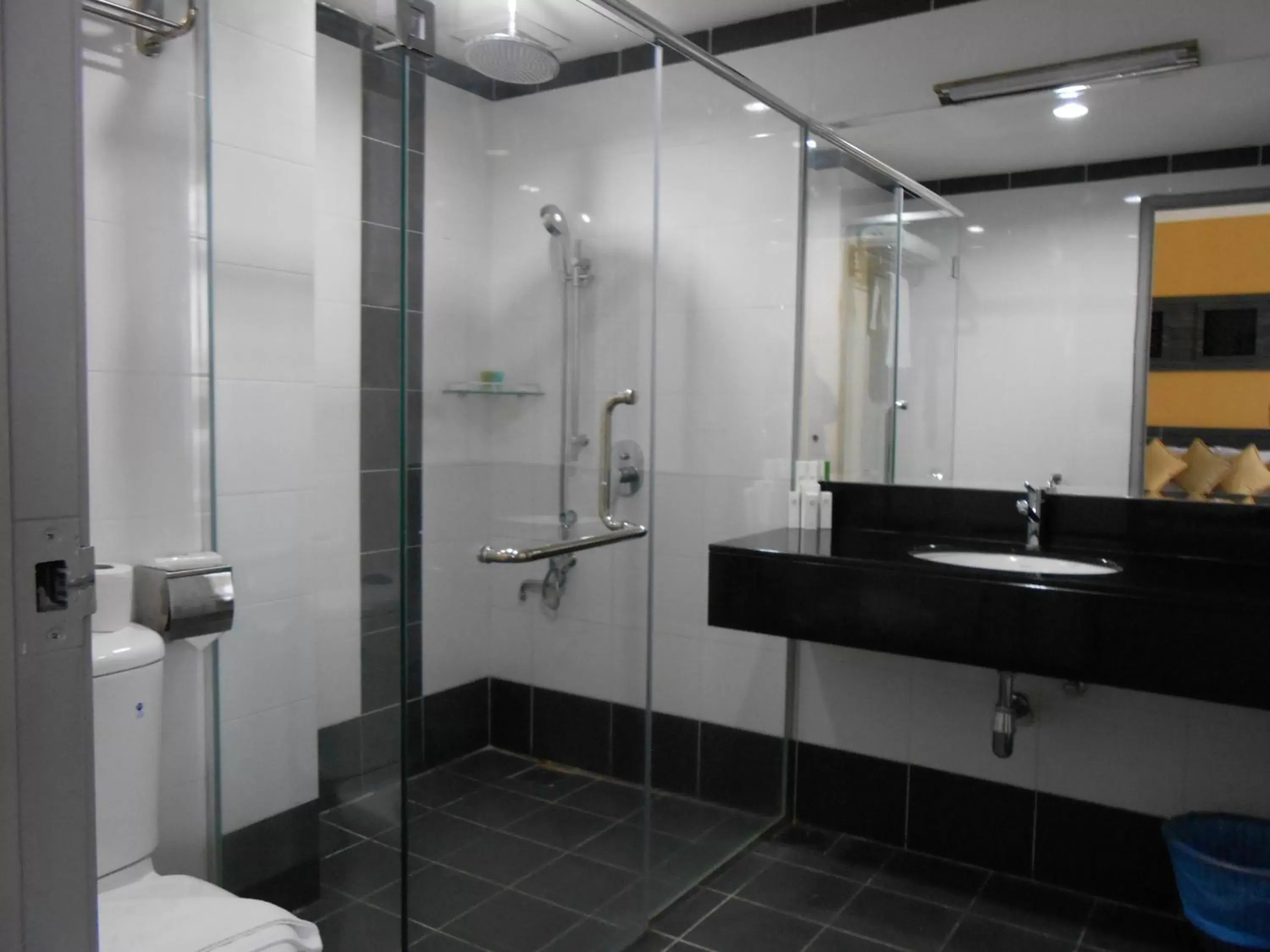 Bathroom in HIG Hotel