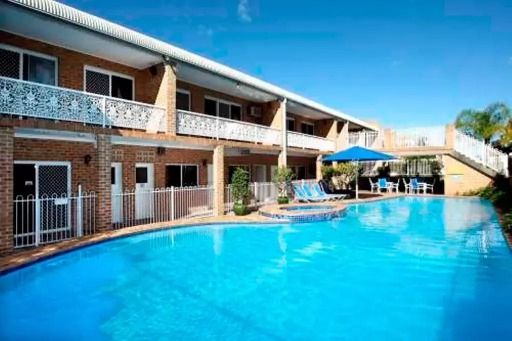 Swimming pool, Property Building in The Hermitage Motel - Campbelltown
