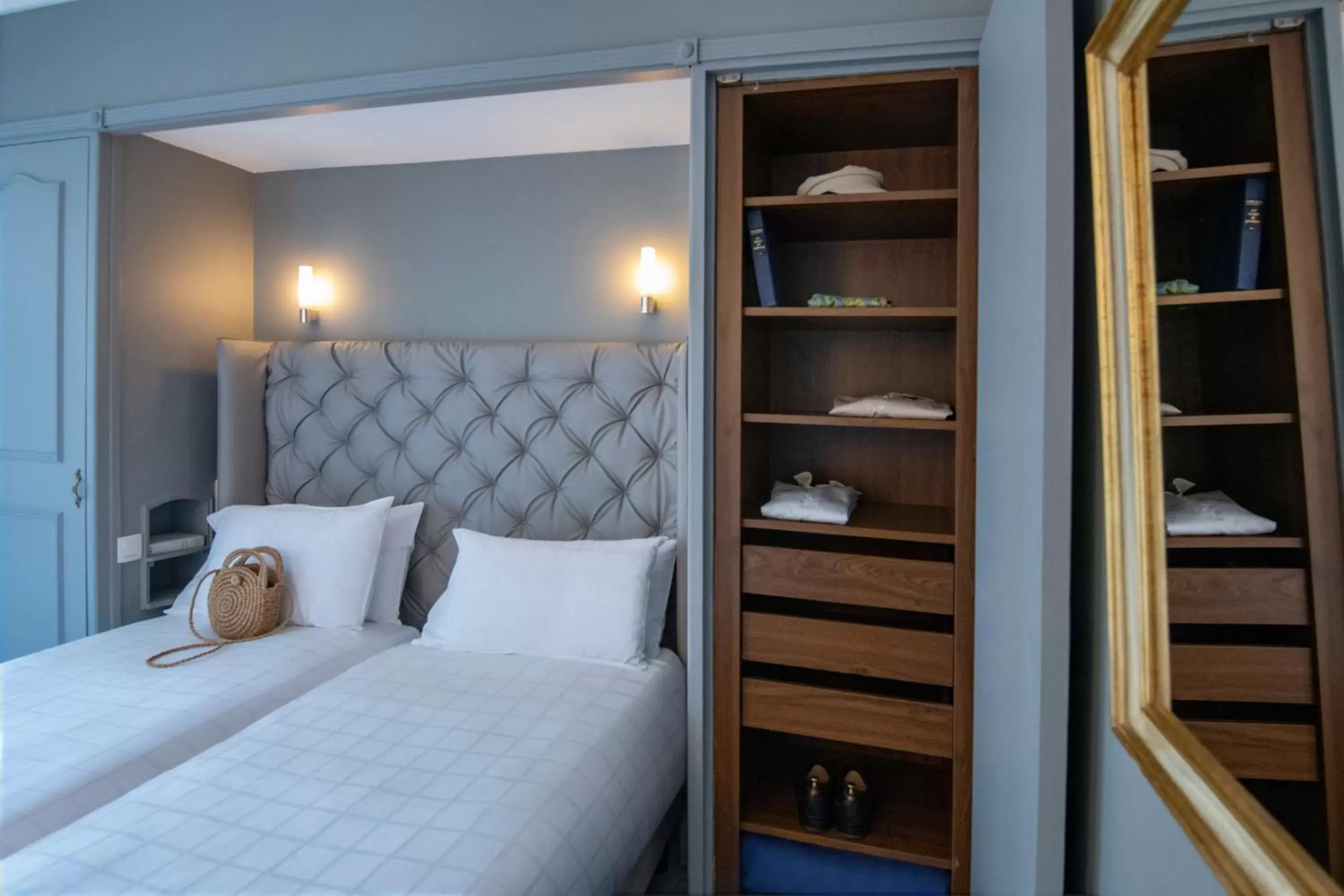 wardrobe, Bed in GOLDEN TULIP CANNES HOTEL de PARIS