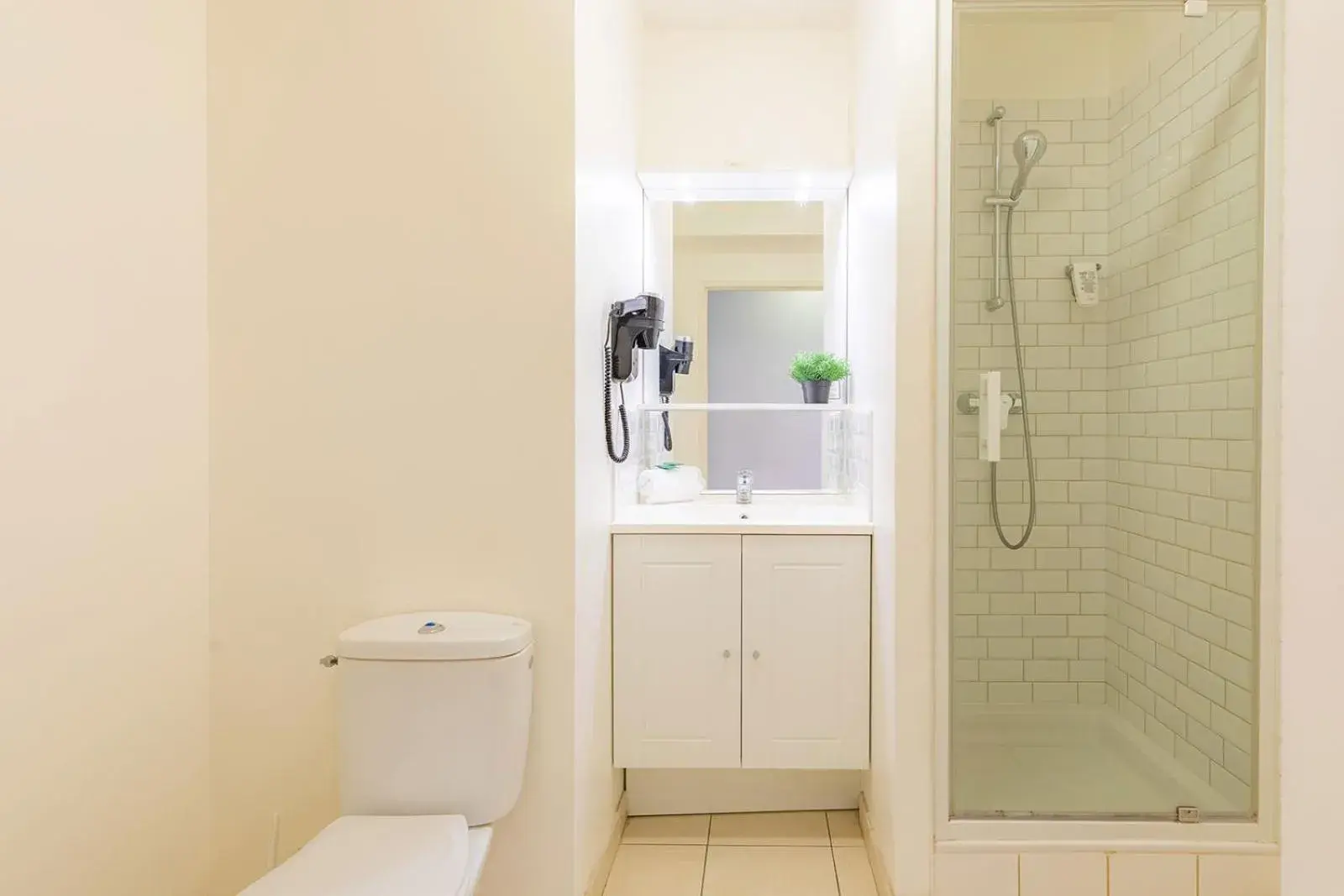 Bathroom in Park & Suites Elegance Nantes-Carre Bouffay