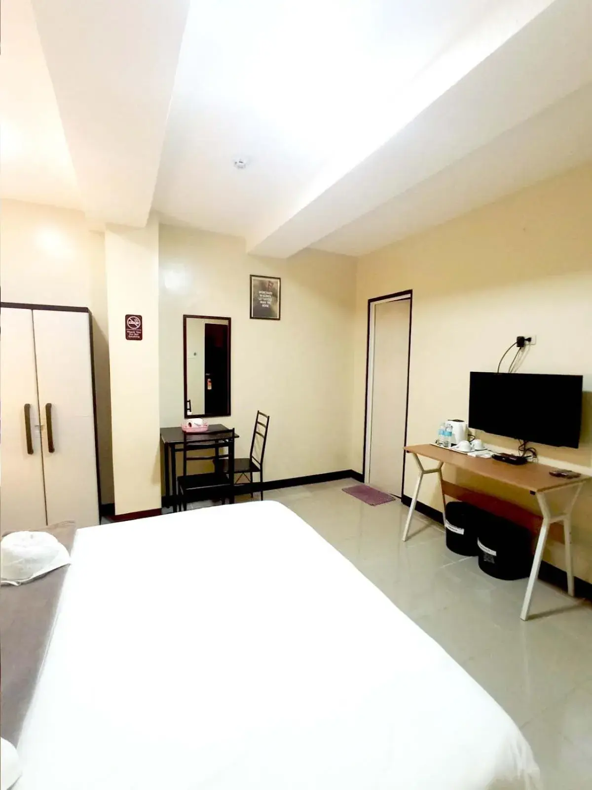 Bedroom, TV/Entertainment Center in B&J Guesthouse Tagbilaran