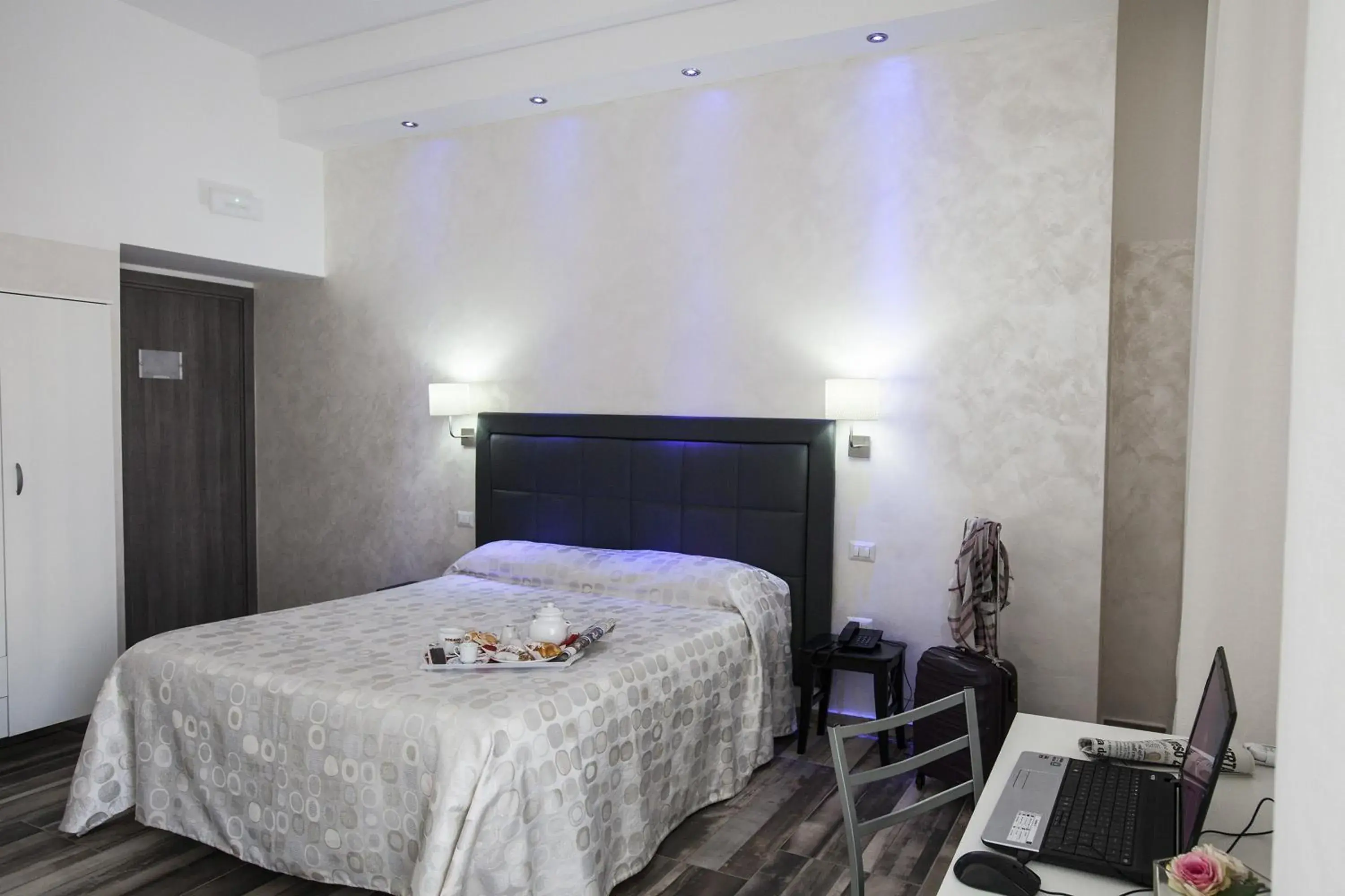 Photo of the whole room, Bed in Napoli Garibaldi Luxury