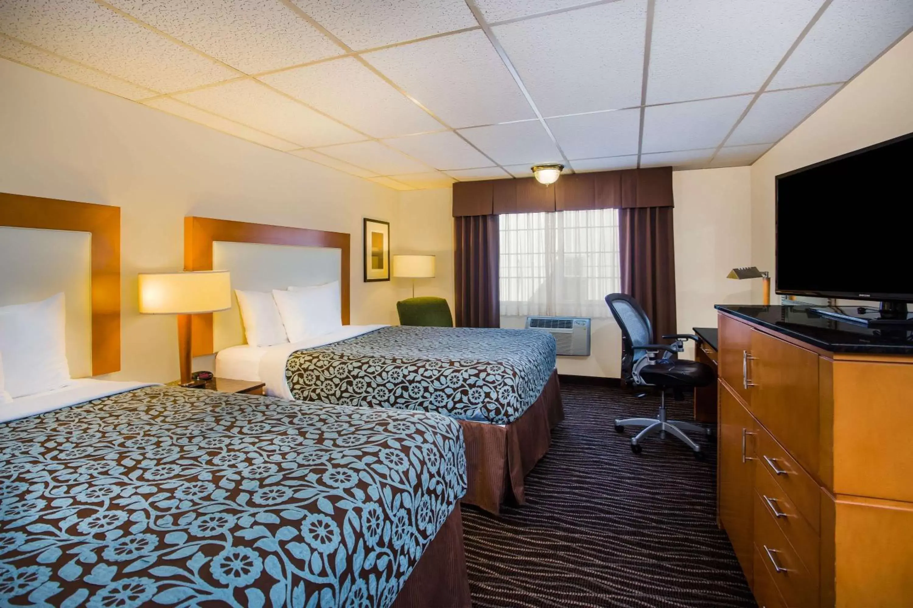 Photo of the whole room, TV/Entertainment Center in Days Inn by Wyndham Yakima