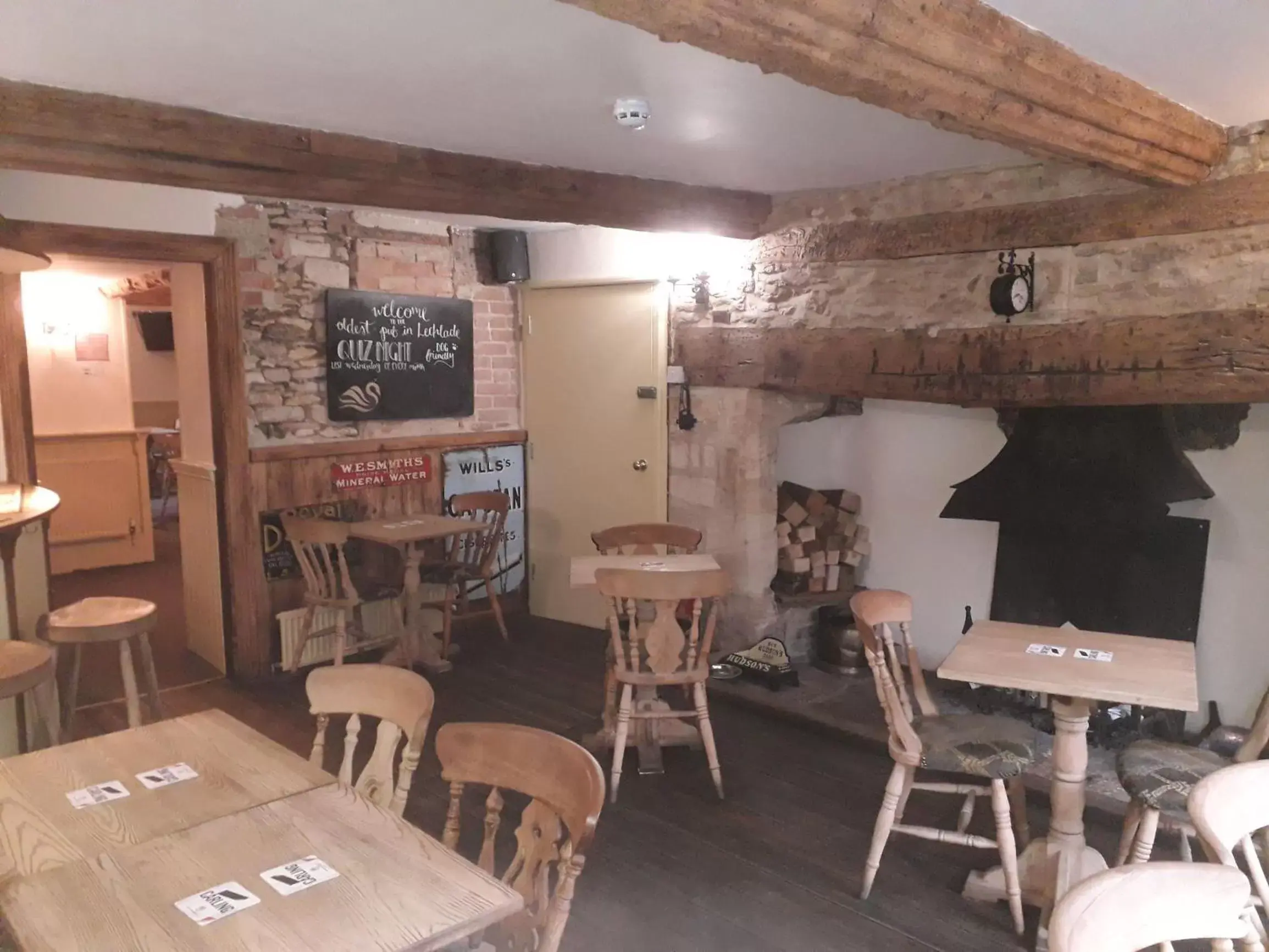 Restaurant/Places to Eat in Swan Inn Lechlade