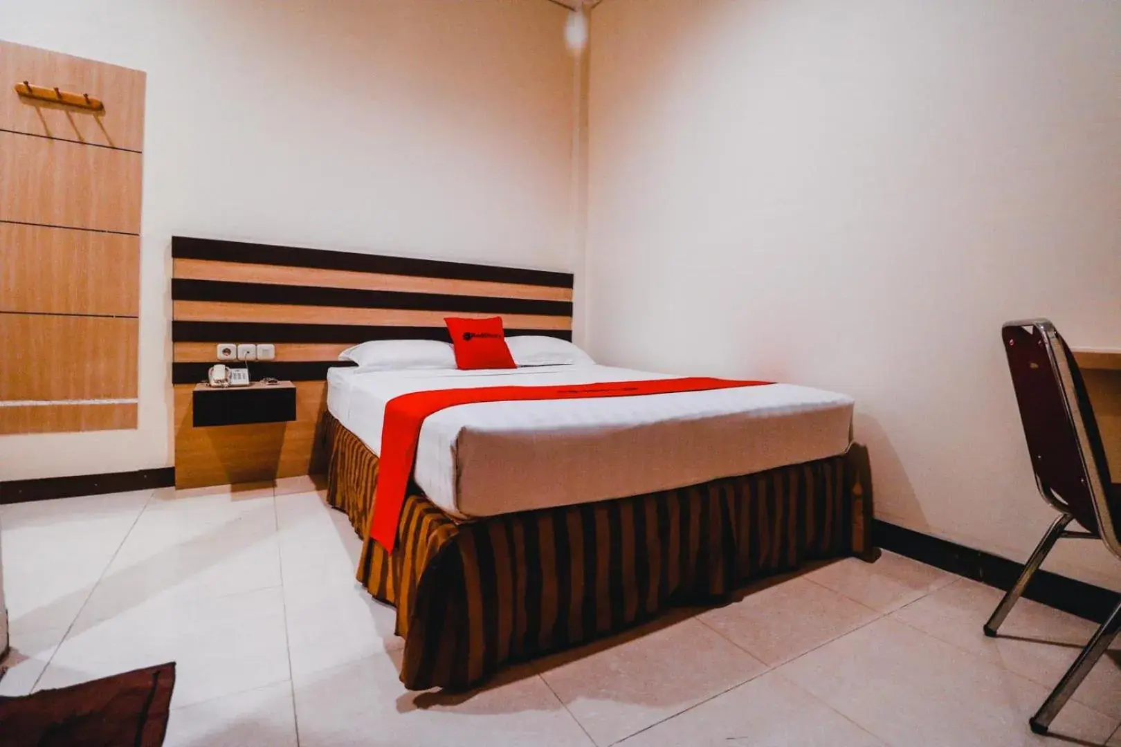 Bedroom, Bed in Reddoorz Plus near Makassar Town Square