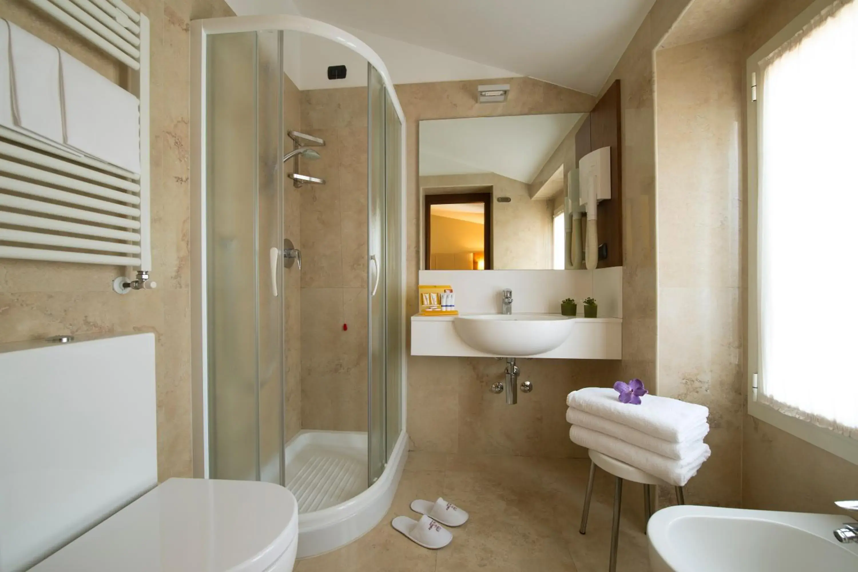 Shower, Bathroom in Hotel Fenice