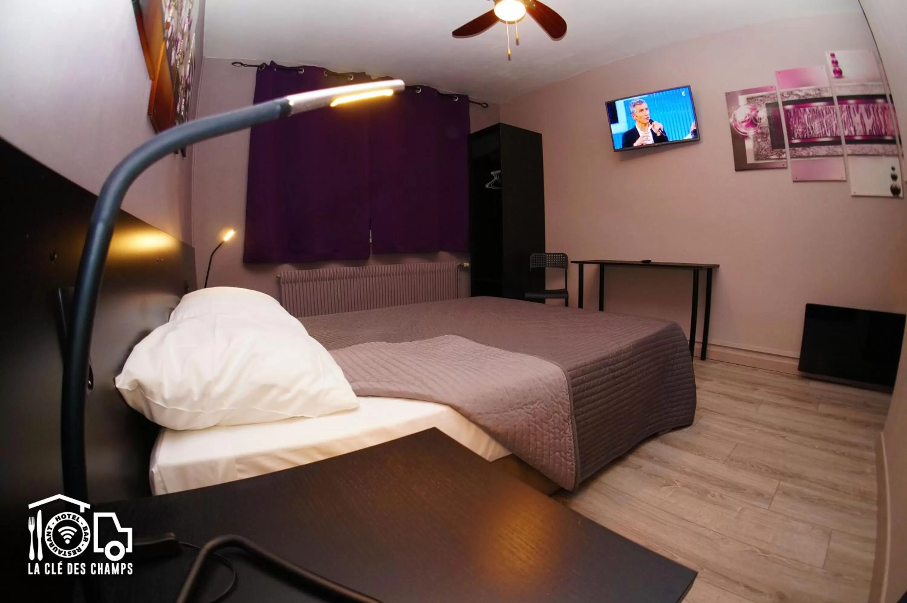 View (from property/room), Bed in La Clé des Champs