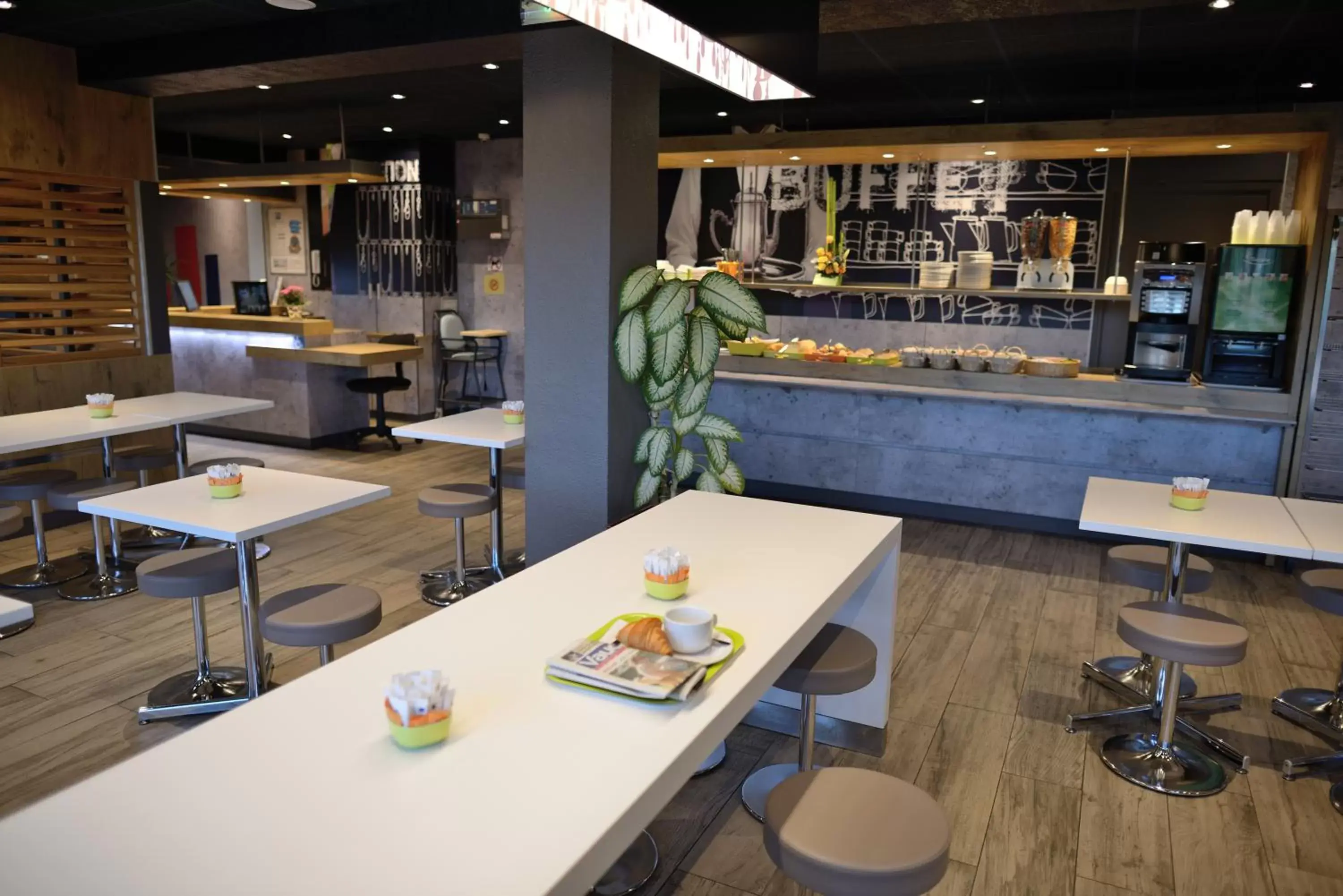 Buffet breakfast, Restaurant/Places to Eat in Ibis Budget Bollene