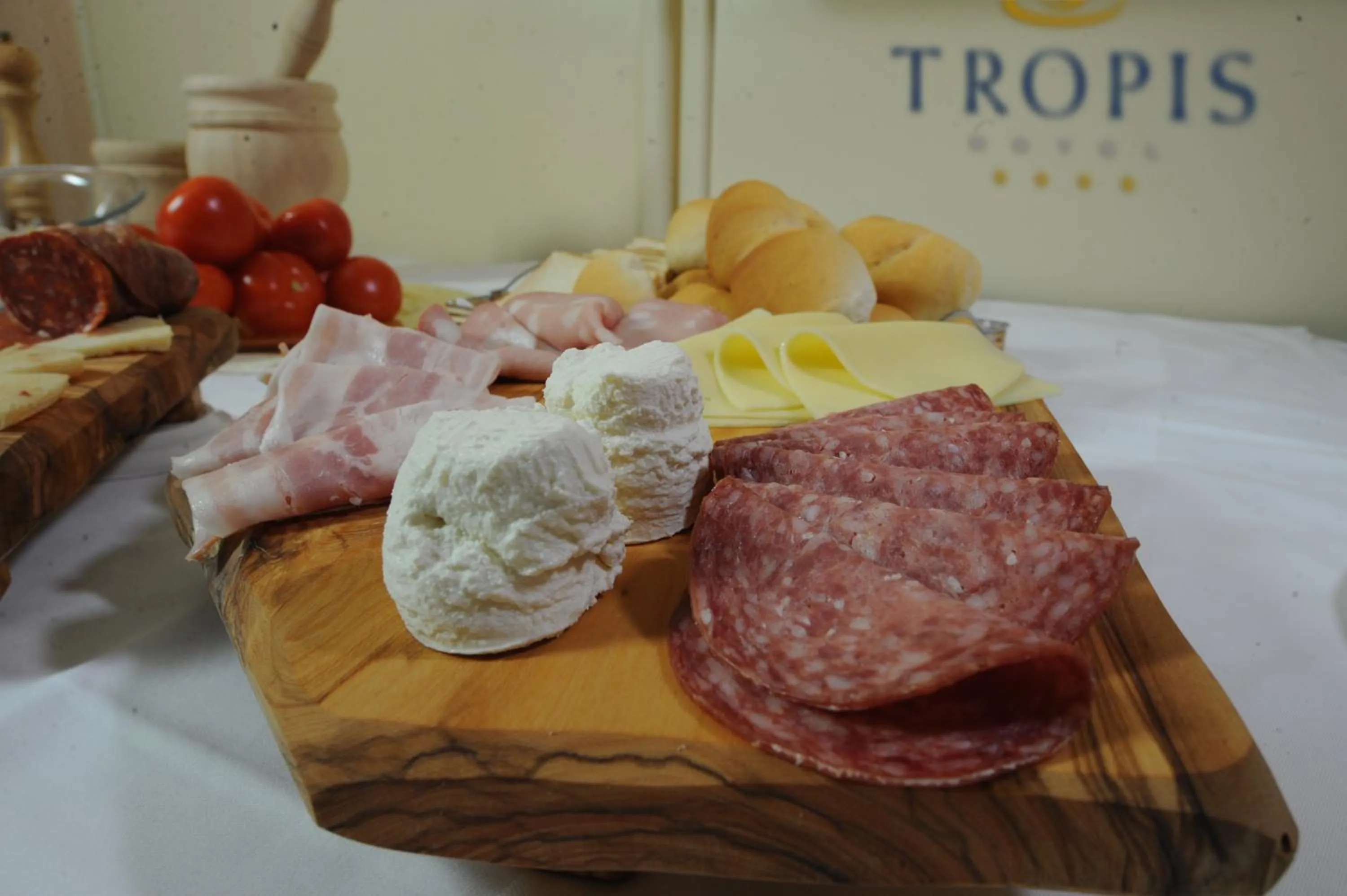 Restaurant/places to eat in Tropis Hotel