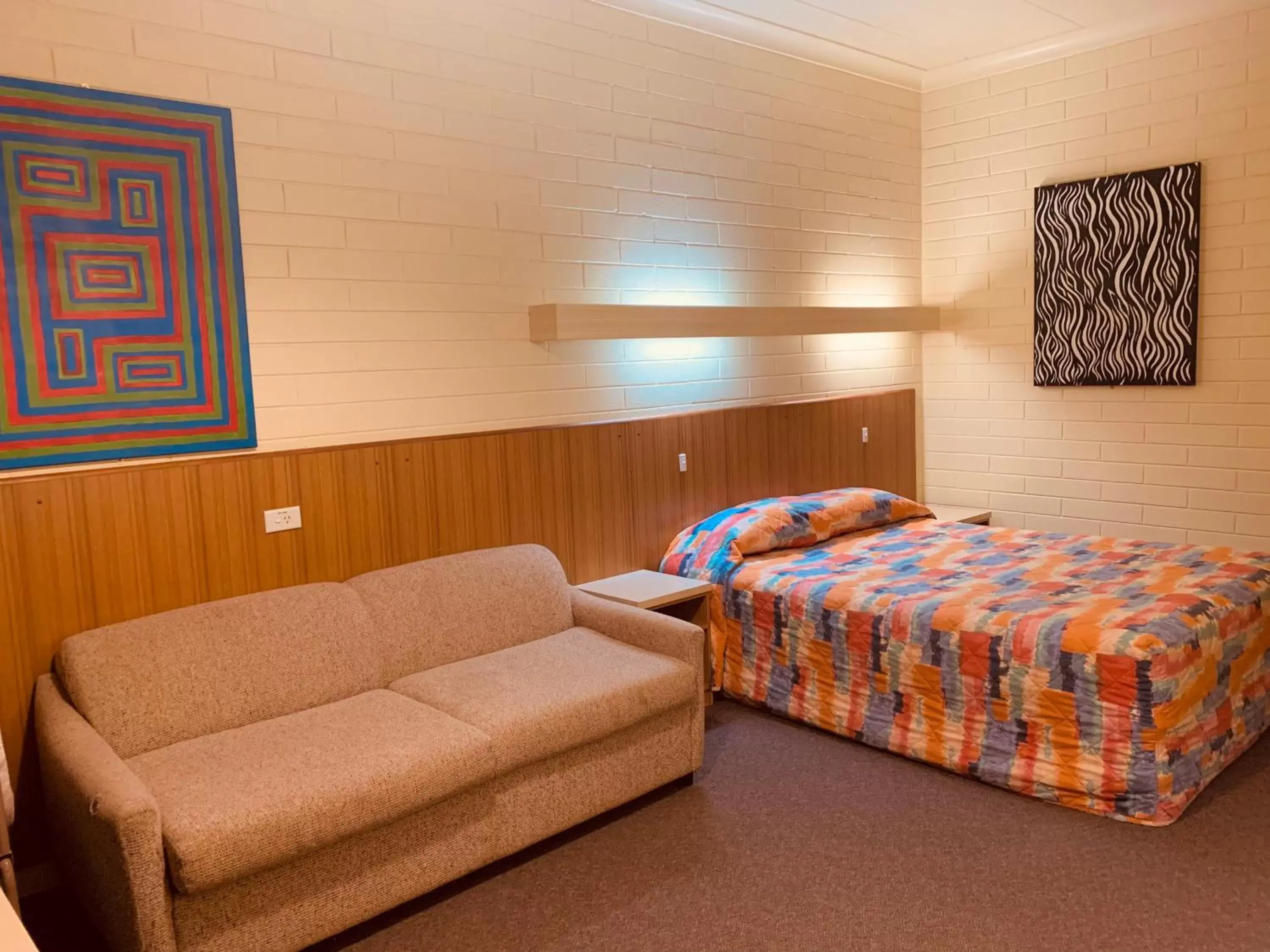 Bed in Opal Inn Hotel, Motel, Caravan Park