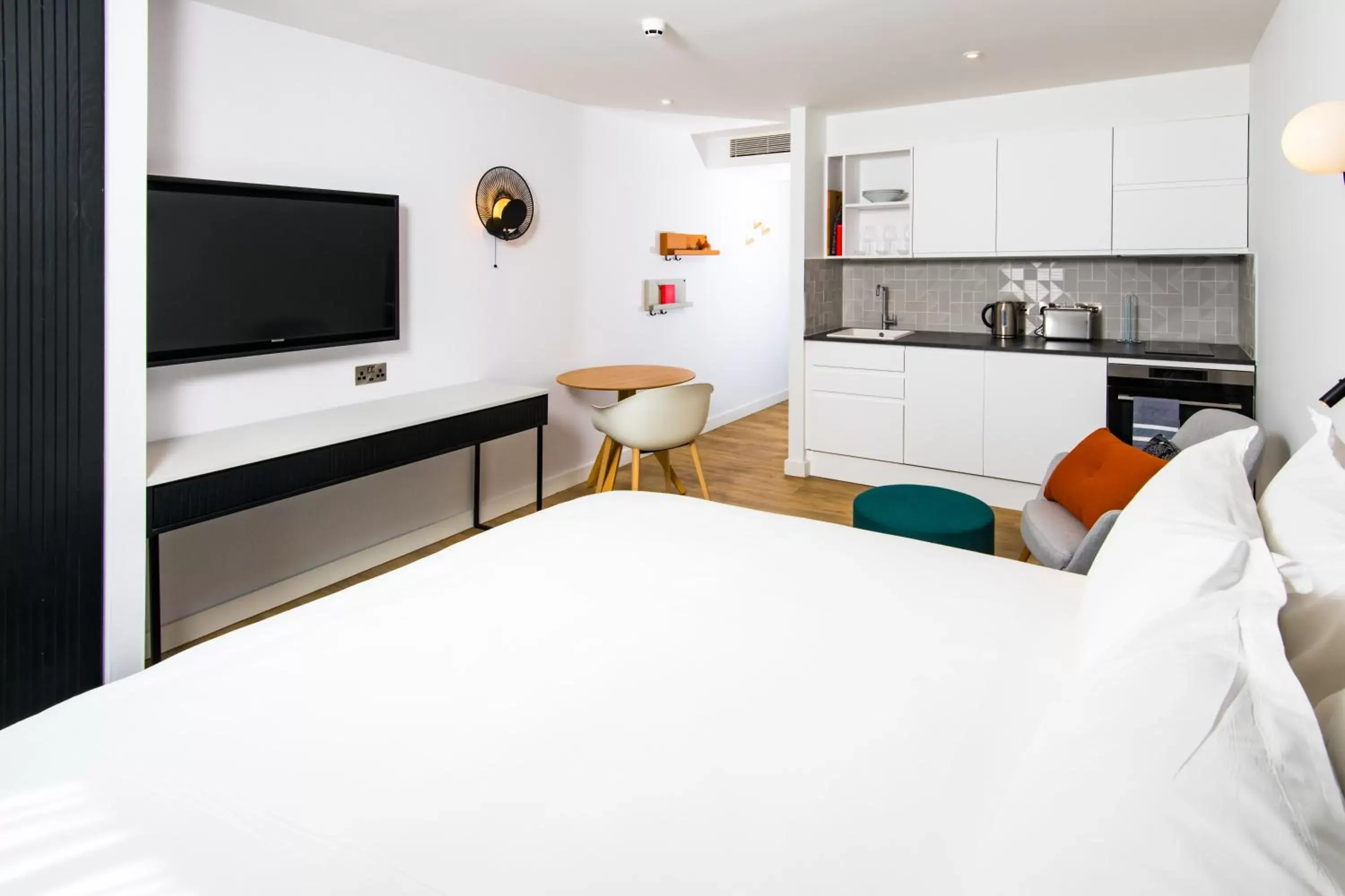 Photo of the whole room, Bed in Staybridge Suites - Cardiff by IHG Photo of the whole room, Bed in Staybridge Suites - Cardiff by IHG