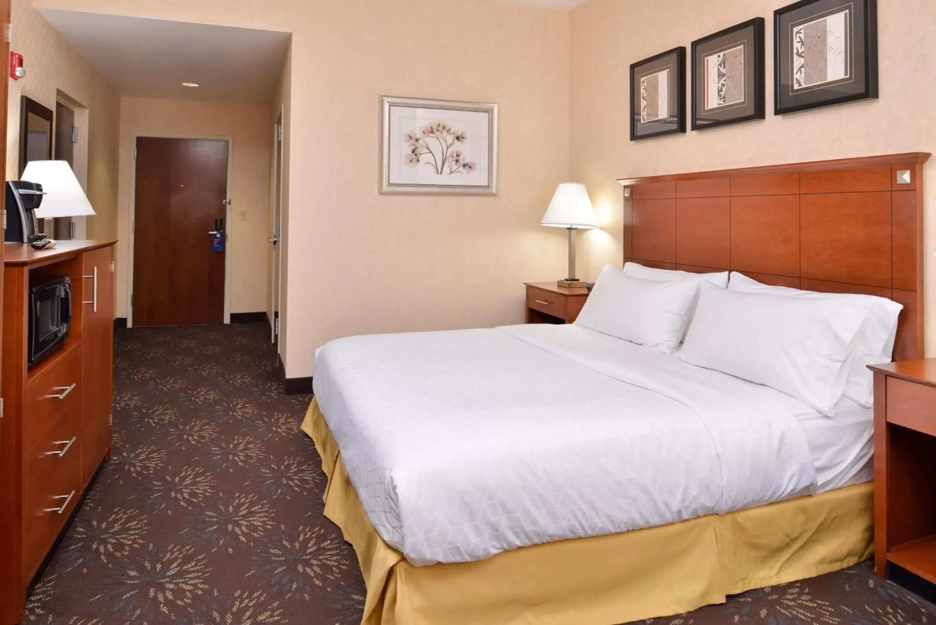 Photo of the whole room, Bed in Holiday Inn Express Hotel & Suites West Chester, an IHG Hotel