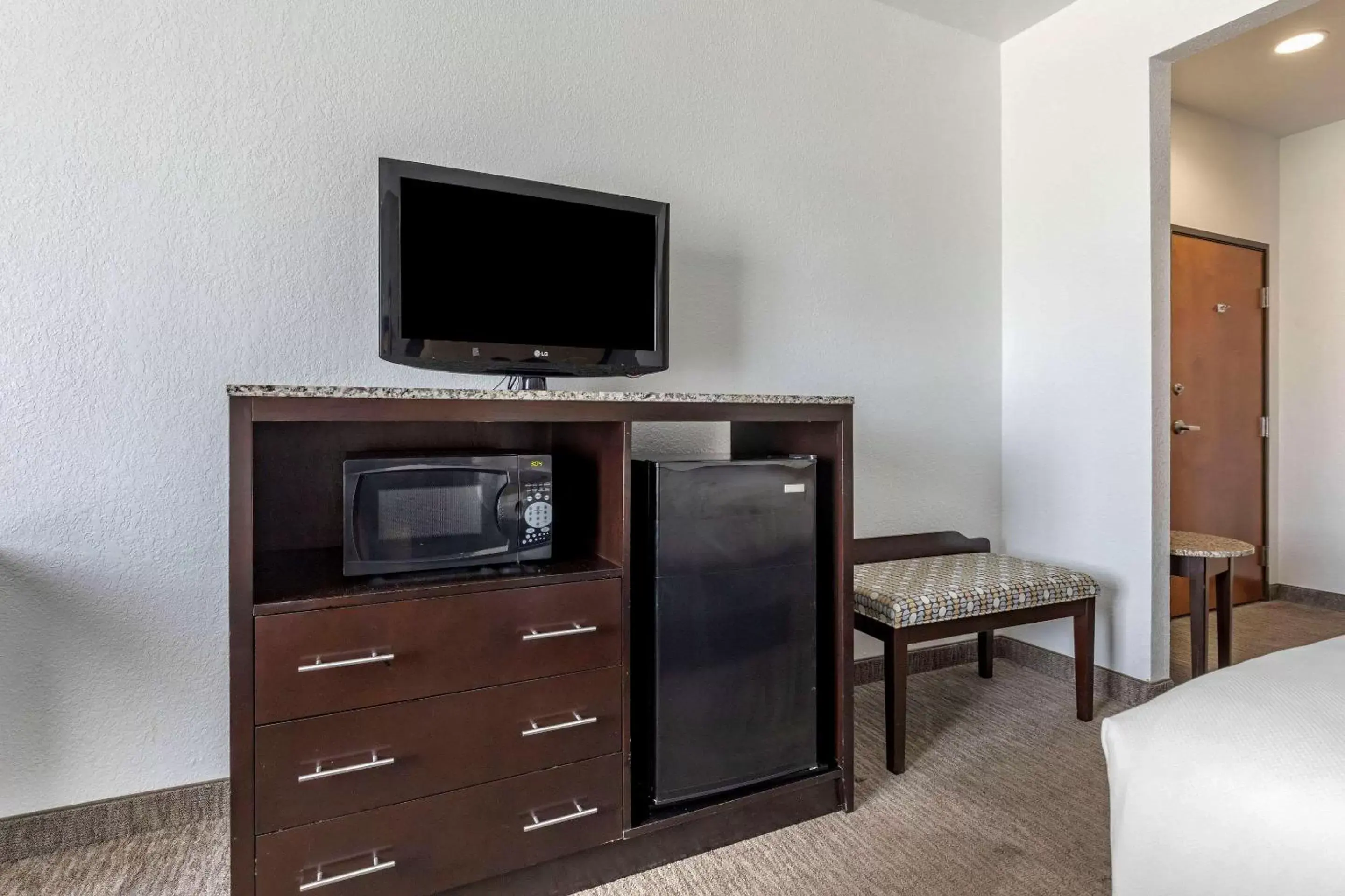 Bedroom, TV/Entertainment Center in Comfort Inn & Suites Gatesville Near Fort Cavazos