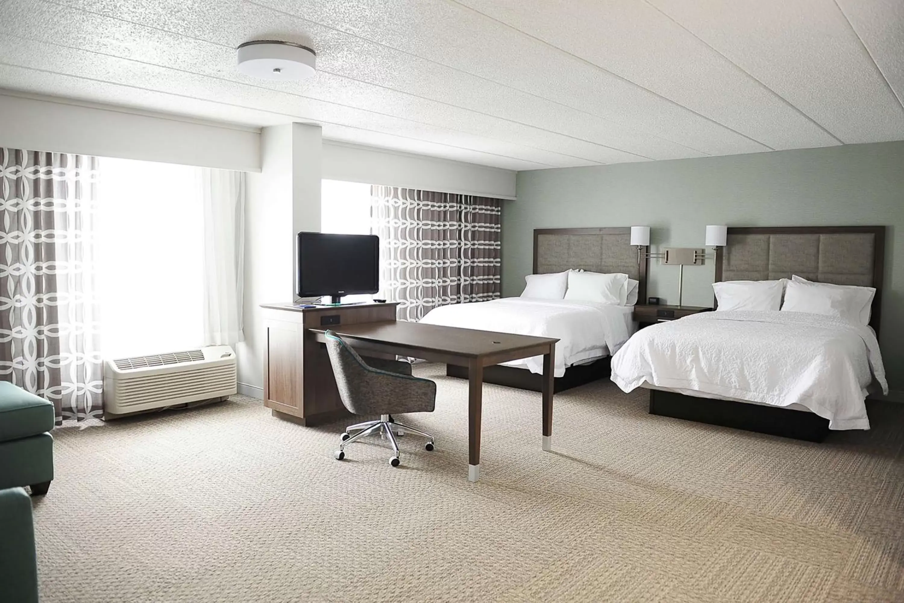 Bedroom, TV/Entertainment Center in DoubleTree by Hilton Dulles Airport-Sterling