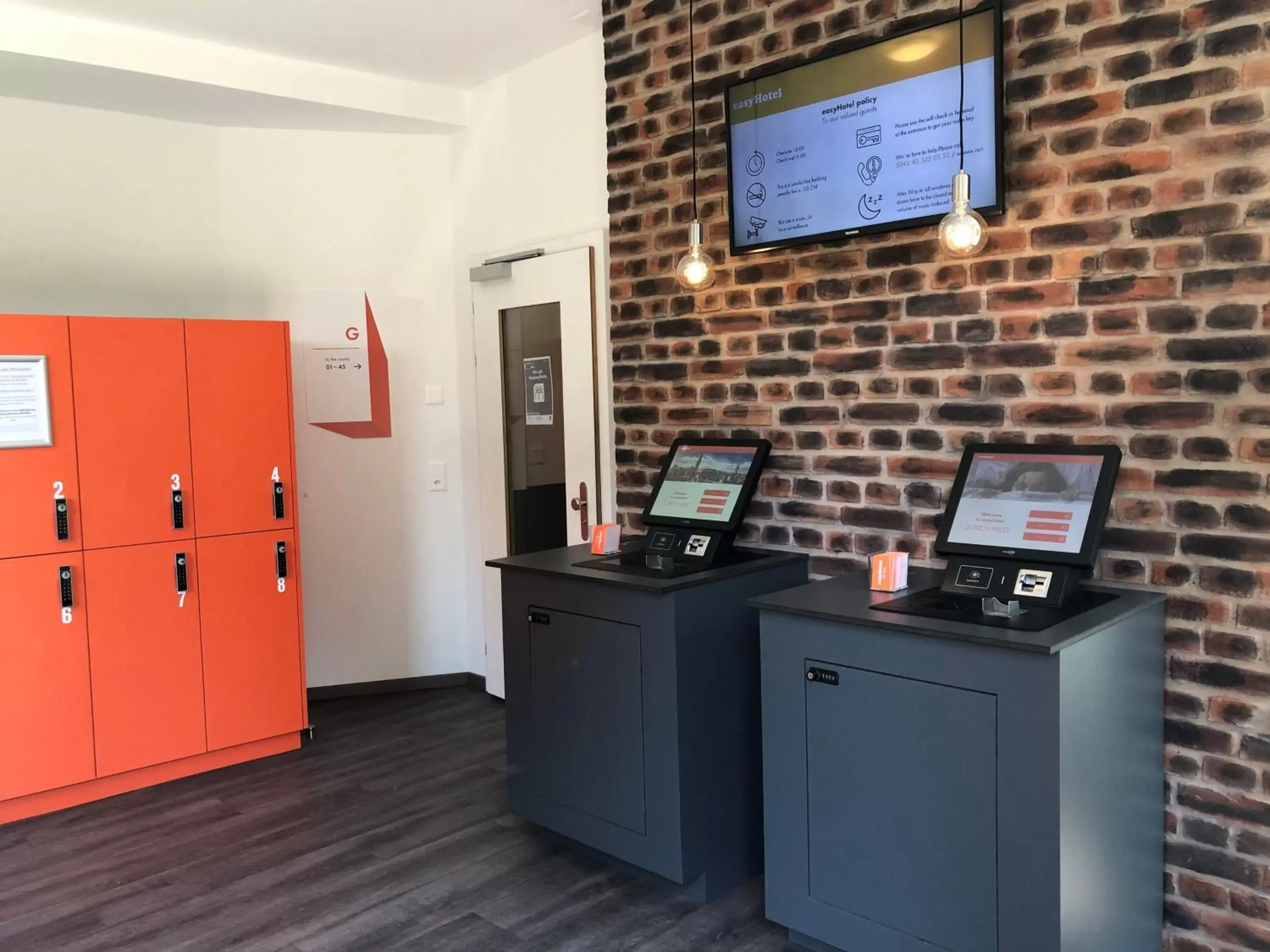 Lobby or reception, TV/Entertainment Center in easyHotel Zürich West