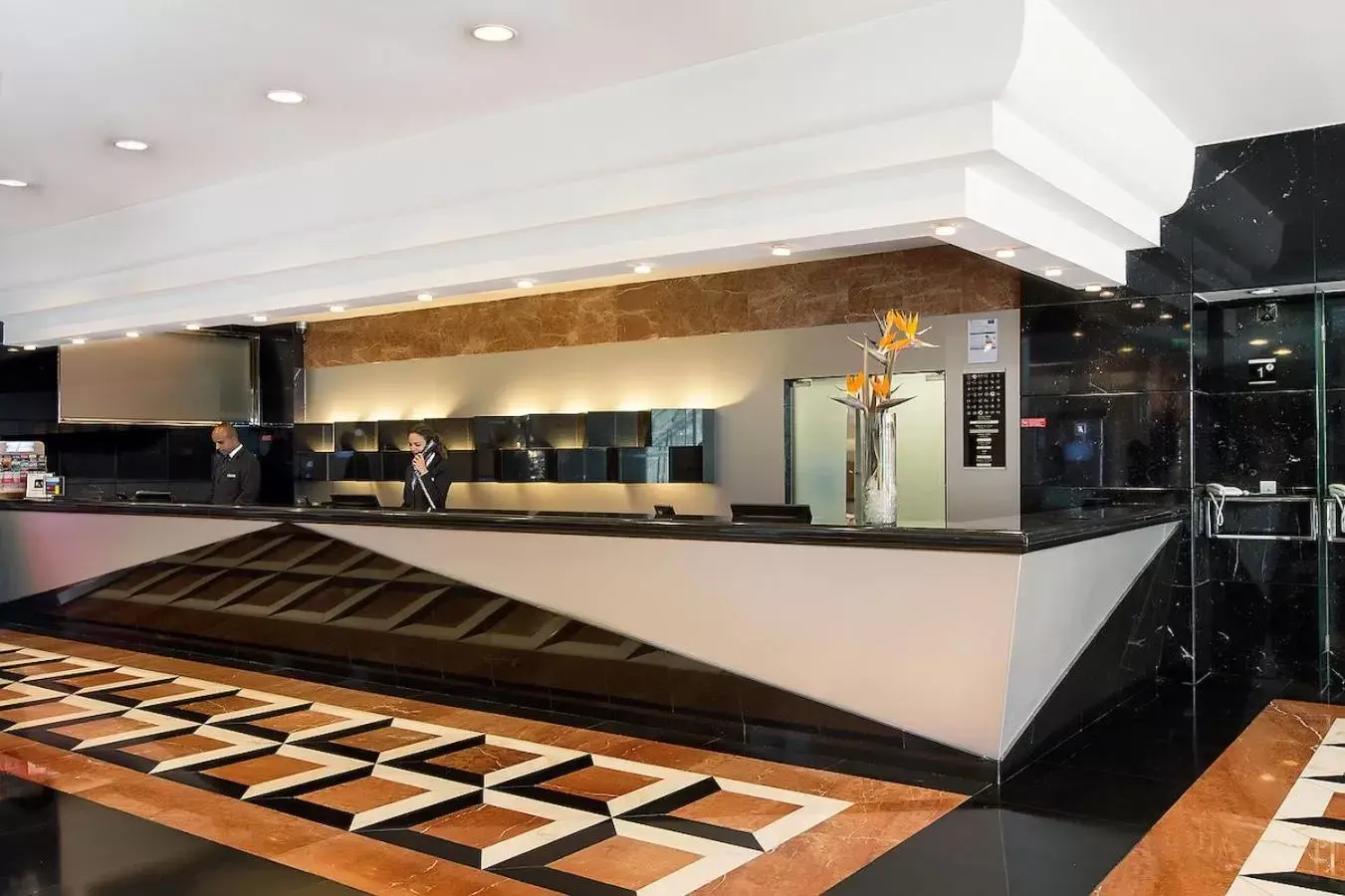Lobby or reception, Kitchen/Kitchenette in SANA Metropolitan Hotel