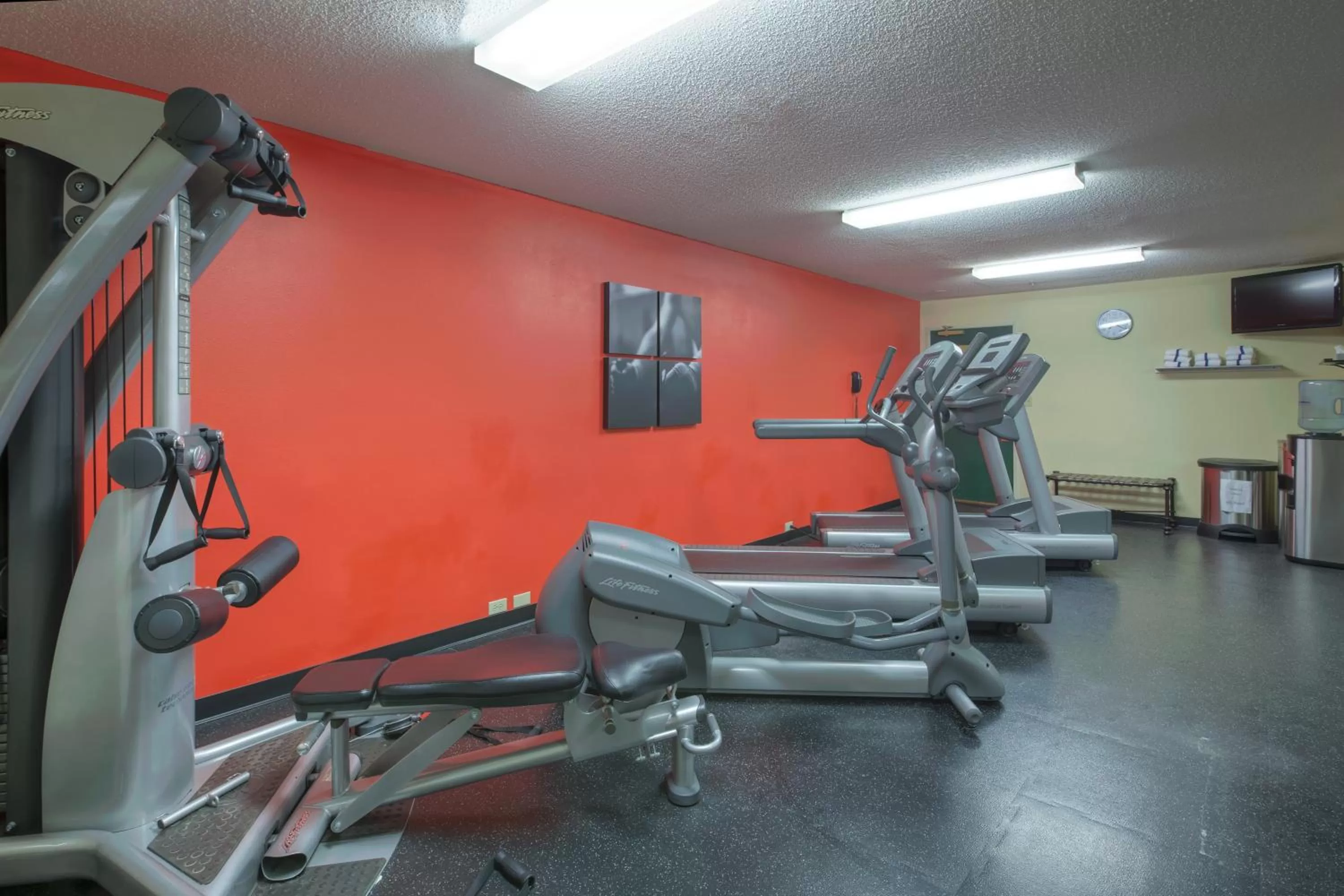 Fitness centre/facilities in Country Inn & Suites by Radisson, Waterloo, IA