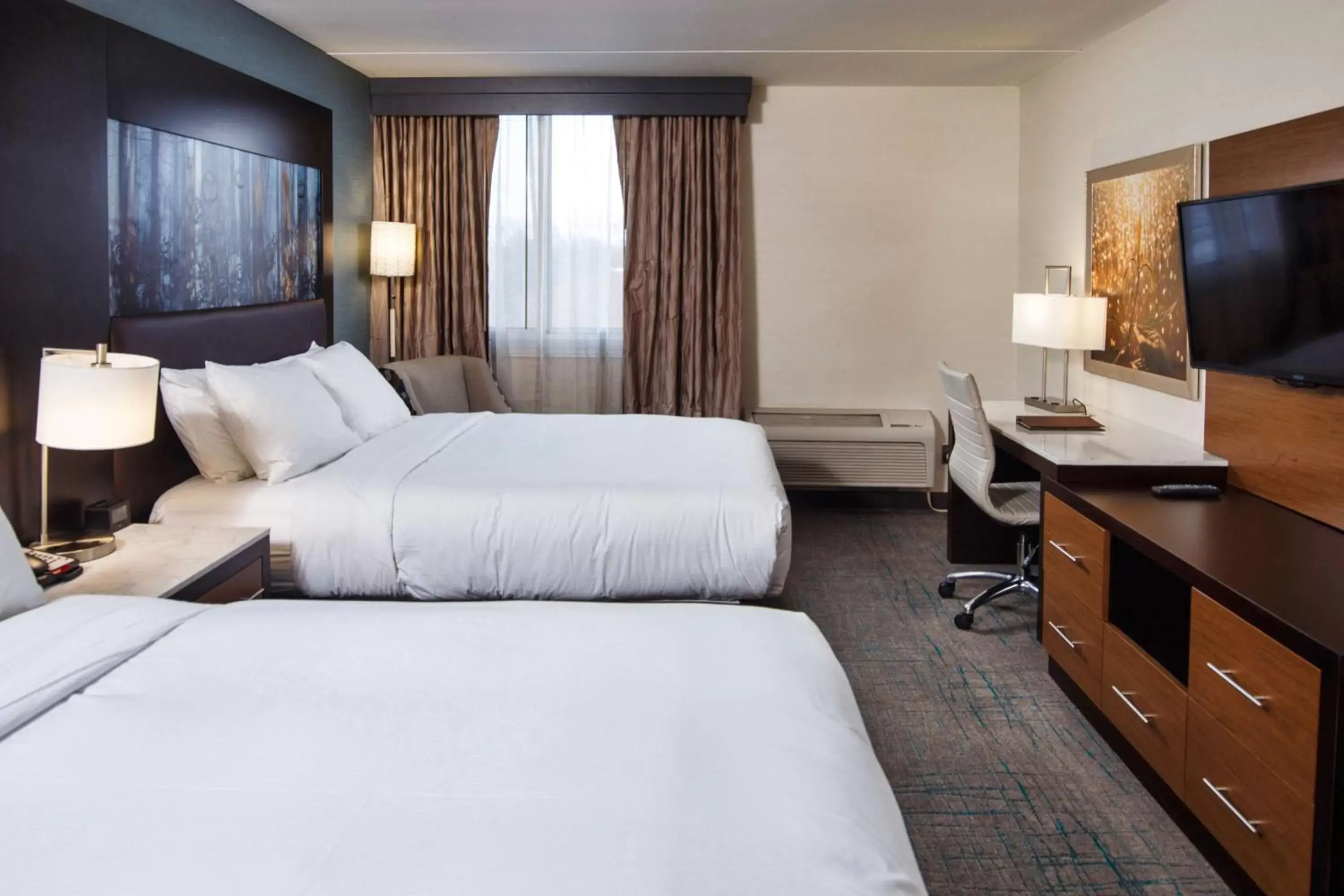 Bedroom, Bed in DoubleTree by Hilton Neenah