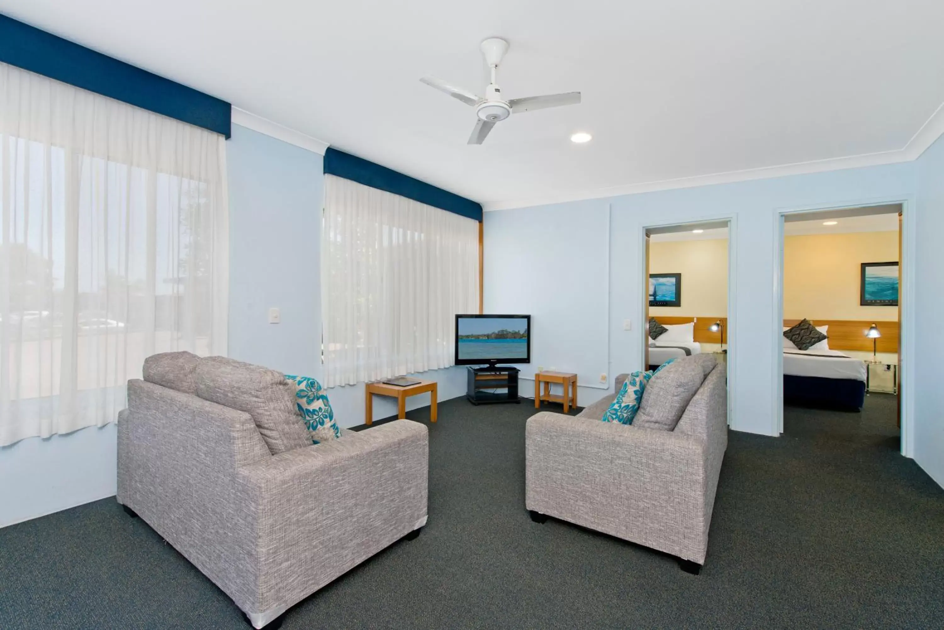 TV and multimedia, Seating Area in Haven Waters Motel & Apartments