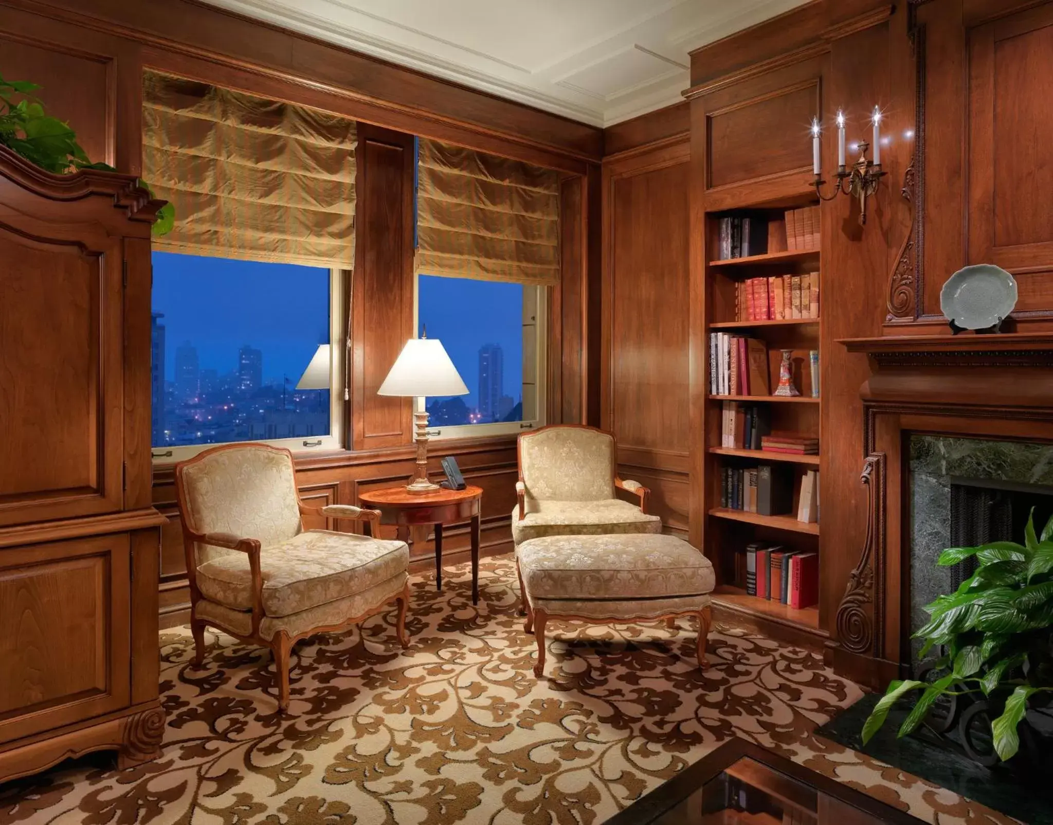 Photo of the whole room, Seating Area in InterContinental Mark Hopkins San Francisco, an IHG Hotel