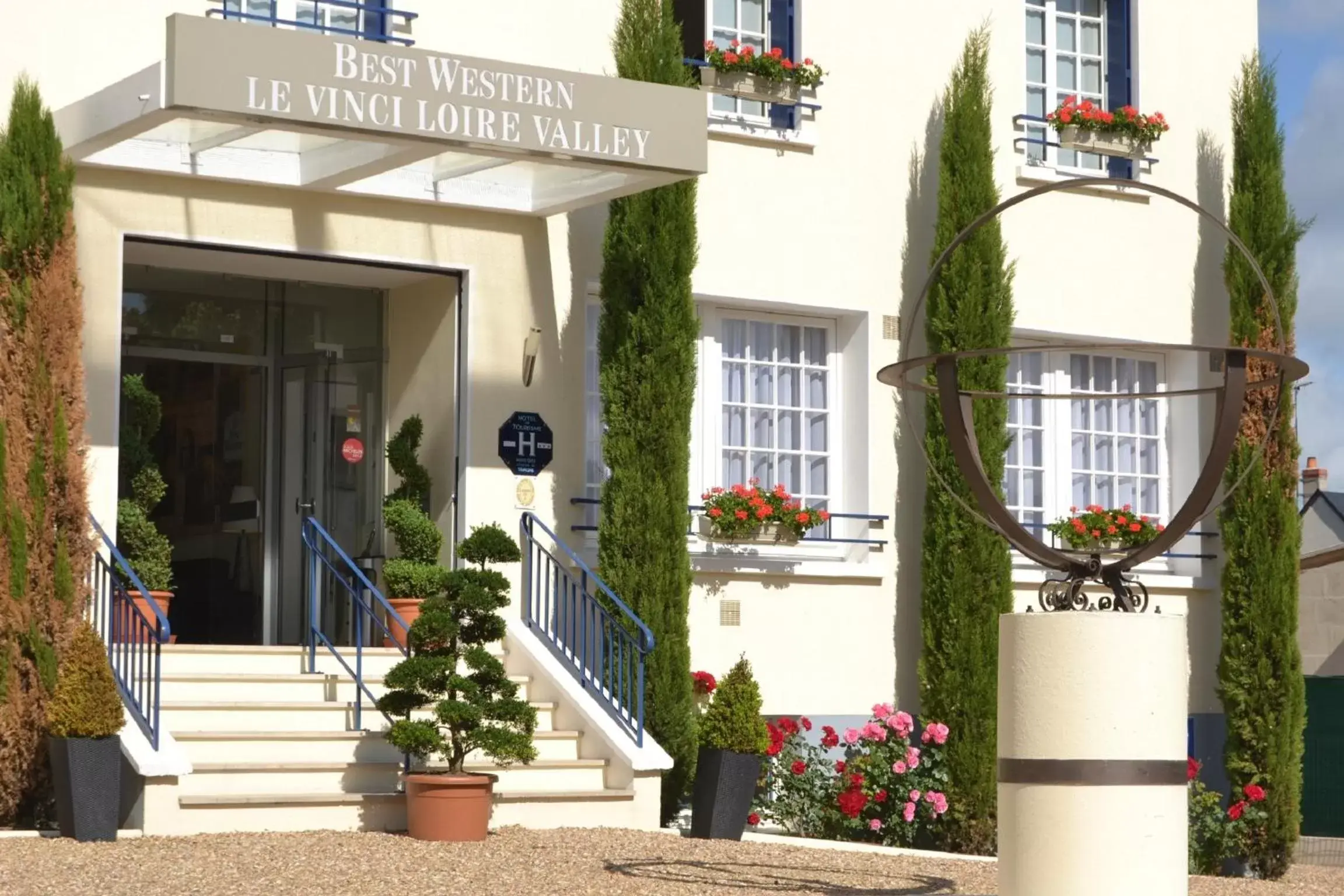 Facade/entrance in Best Western Le Vinci Loire Valley