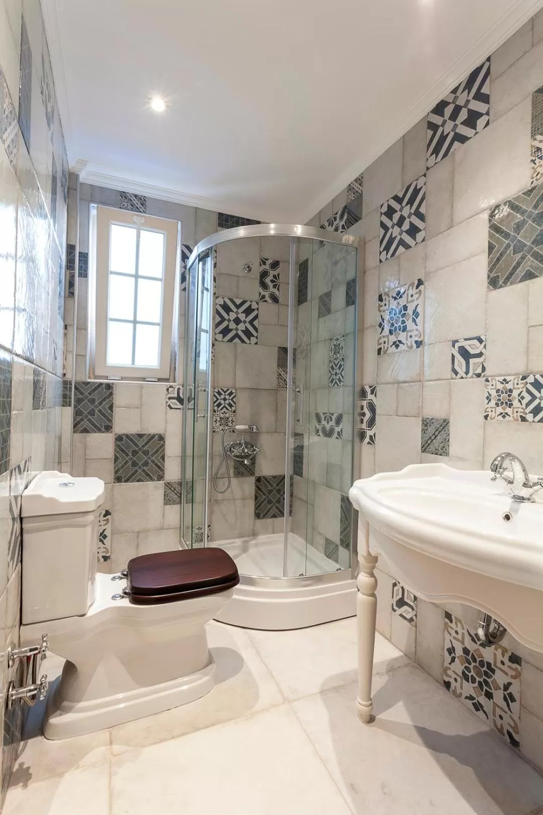 Bathroom in Salbakos Herakleia Hotel