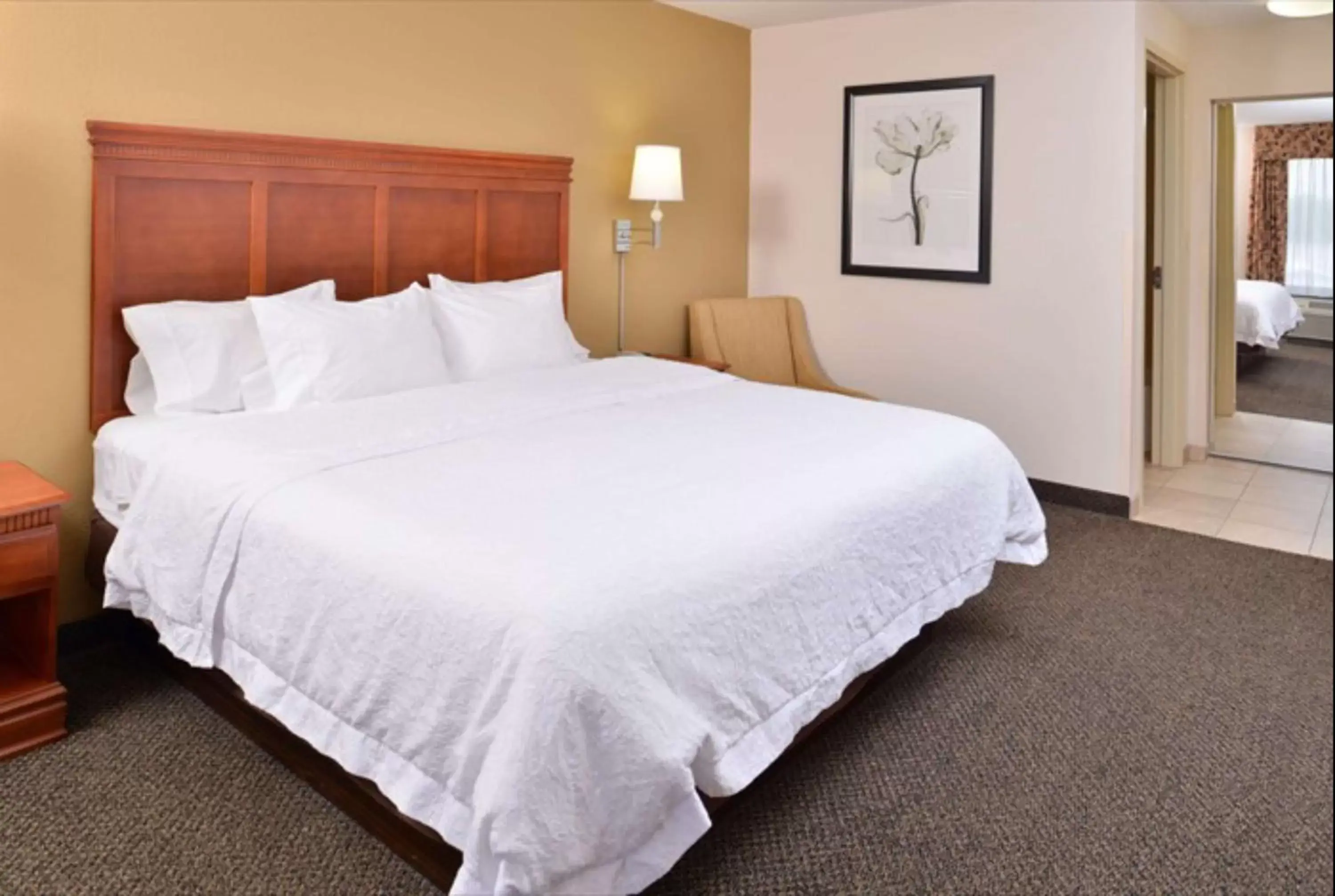 Bed in Hampton Inn & Suites Richmond