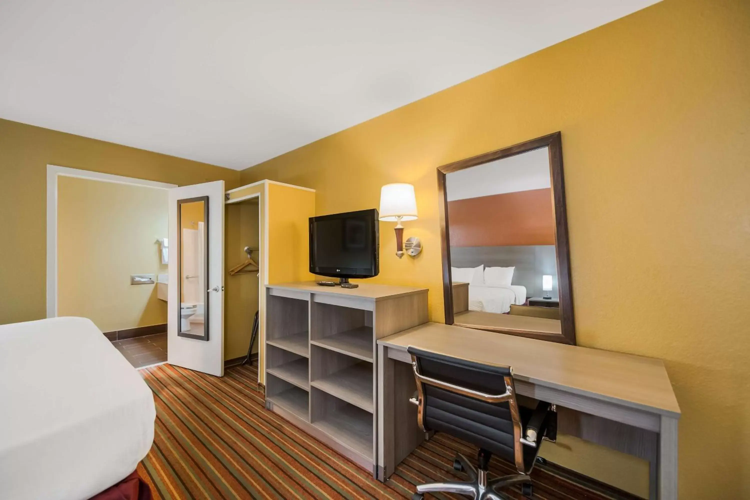 Bedroom, TV/Entertainment Center in SureStay Hotel by Best Western Mt Pleasant