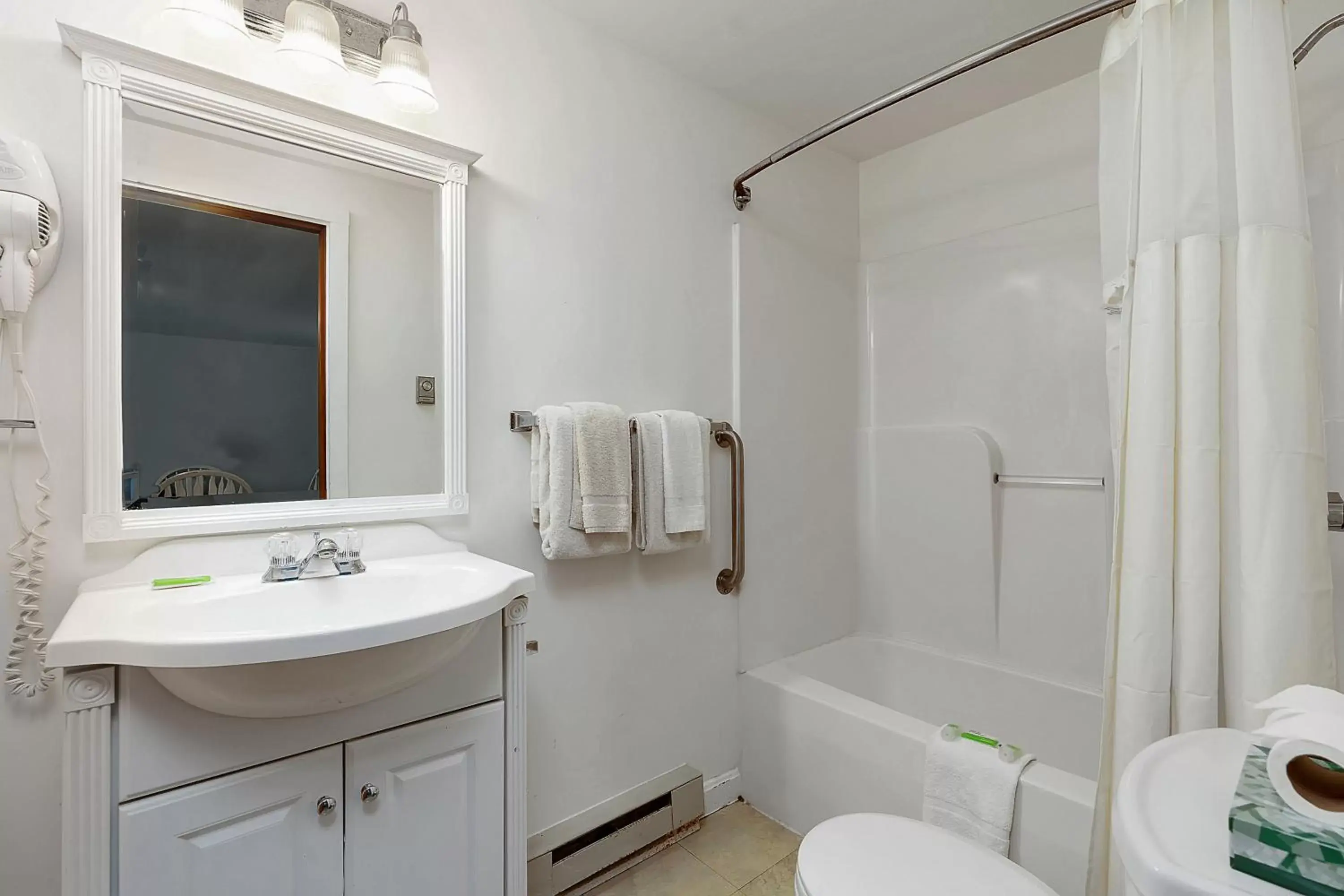 Bathroom in Ne'r Beach Motel