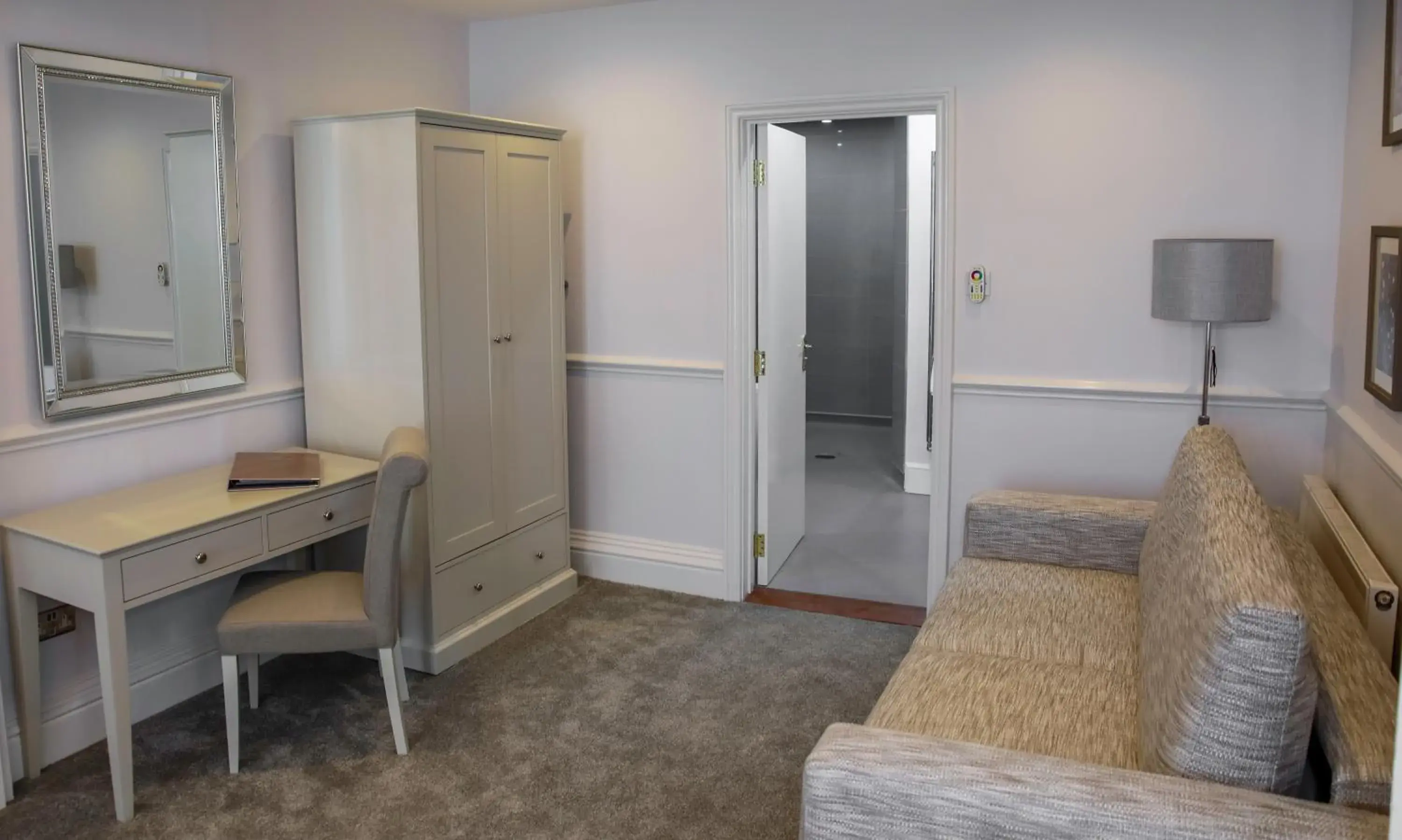 Seating area, TV/Entertainment Center in Queens Court Hotel