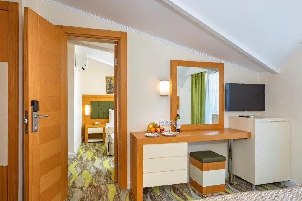 Bed, TV/Entertainment Center in Forest Park Hotel