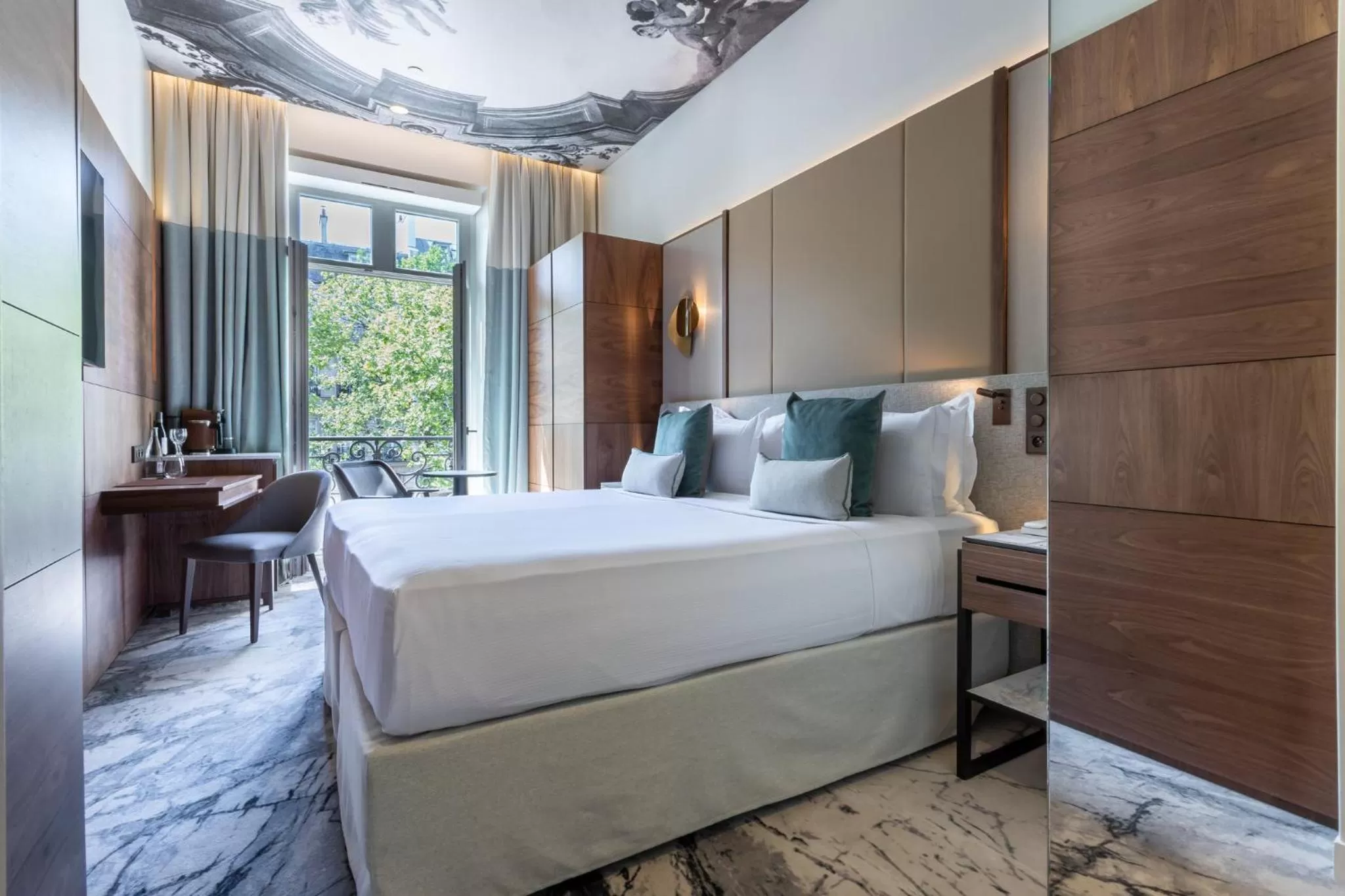 Photo of the whole room, Bed in InterContinental Paris Champs Elysées Etoile by IHG