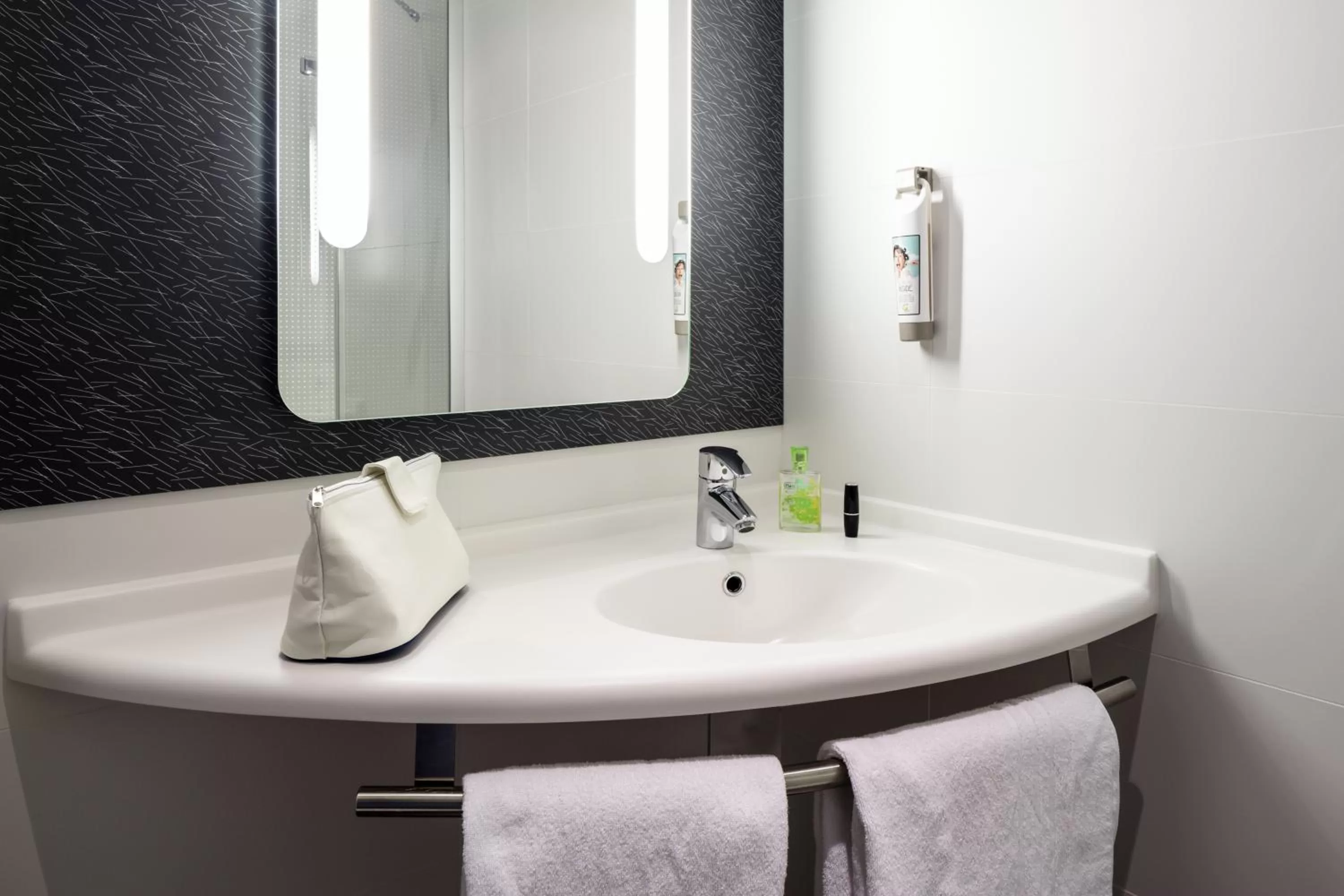 Photo of the whole room in Ibis Sevilla