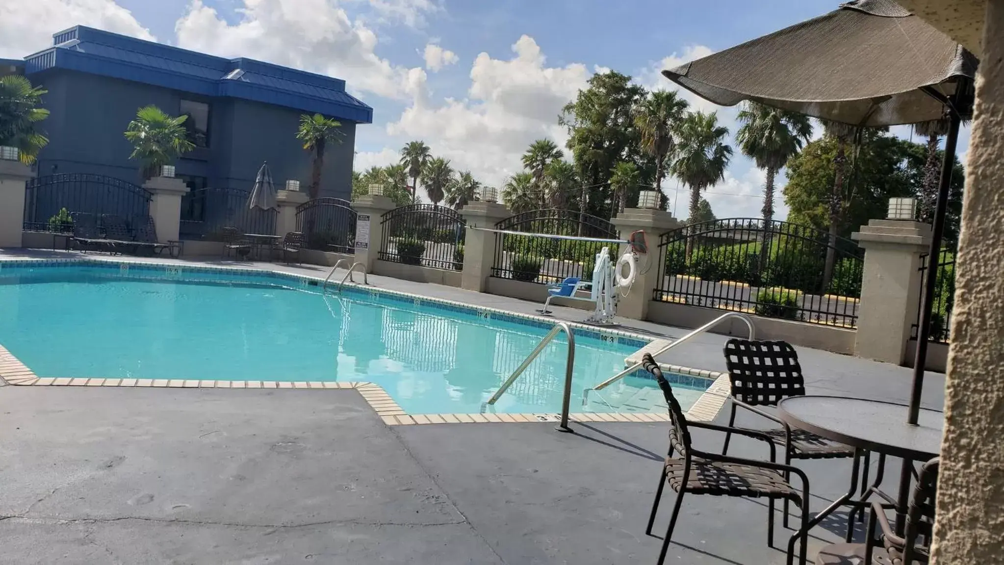 Swimming Pool in Red Roof Inn Port Allen