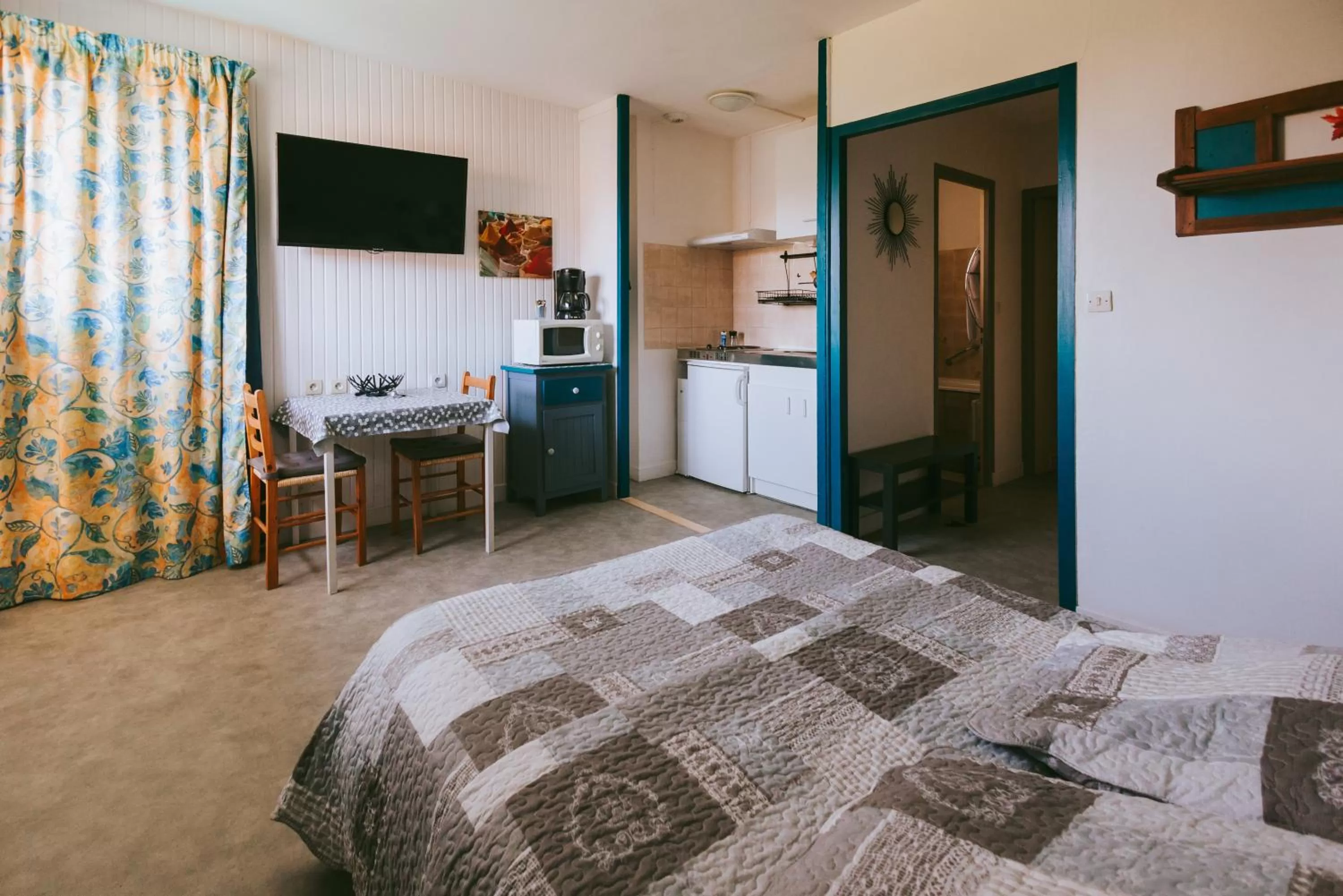 Bed in Hôtel Studios Les Acacias