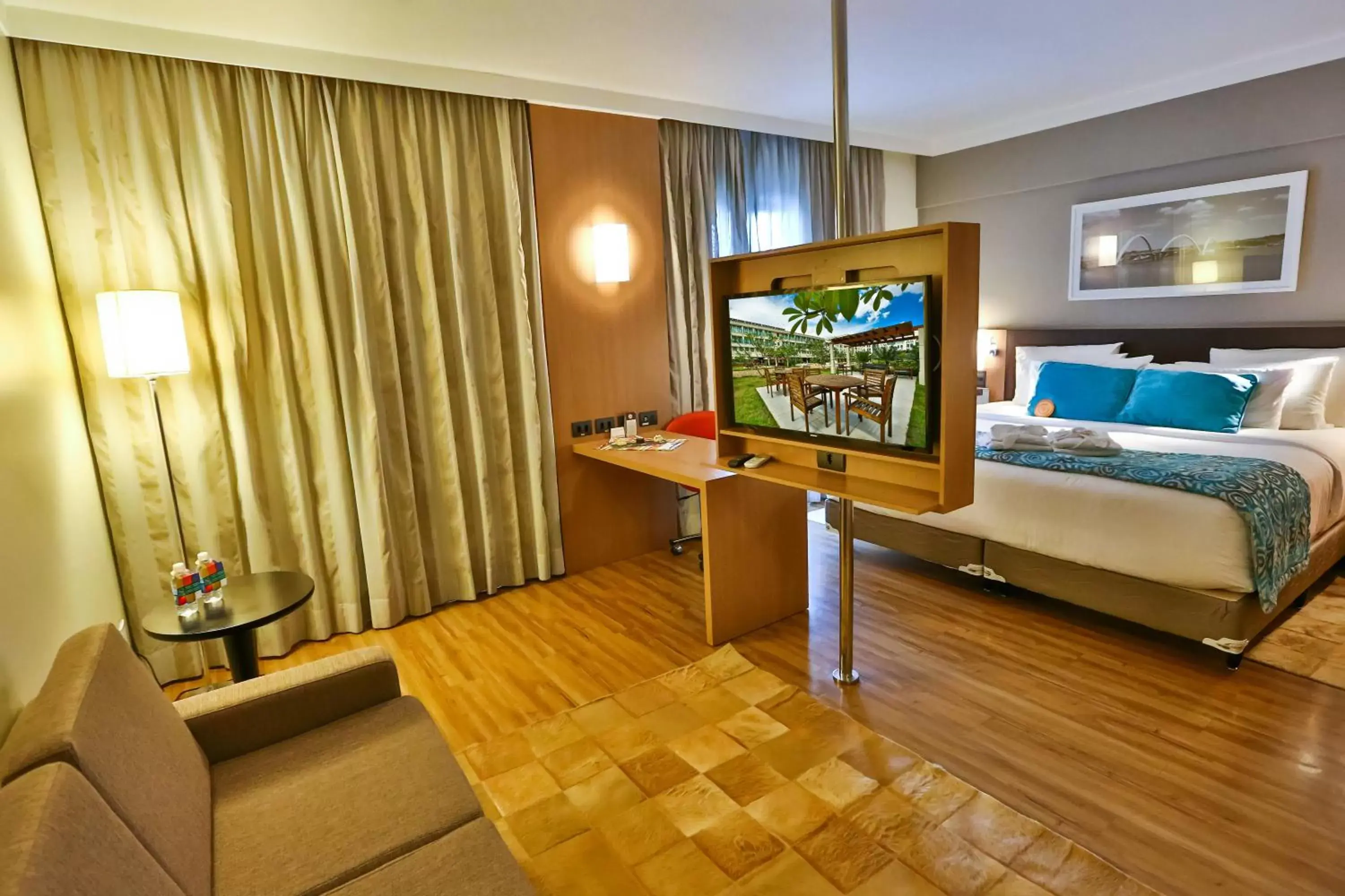 TV/Entertainment Center in Quality Hotel & Suites Brasília