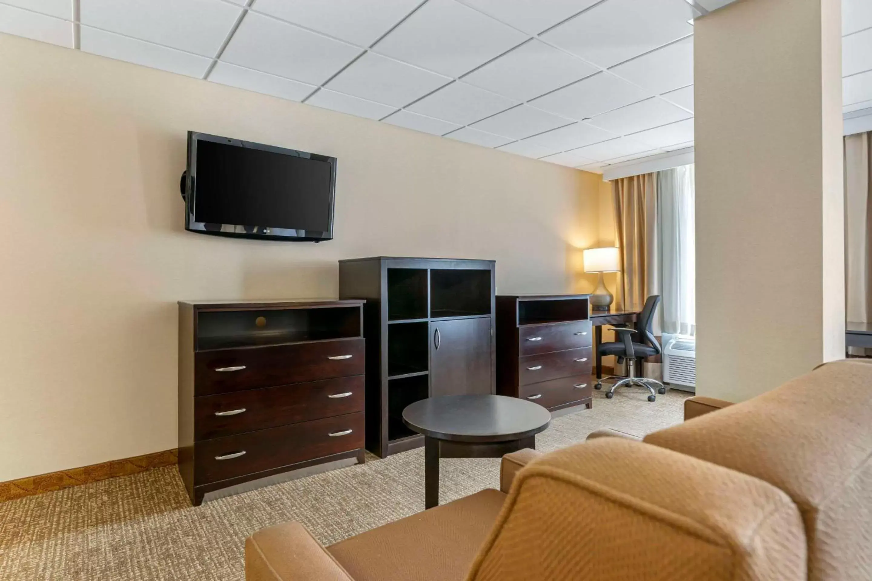 Bedroom, TV/Entertainment Center in Comfort Inn & Suites