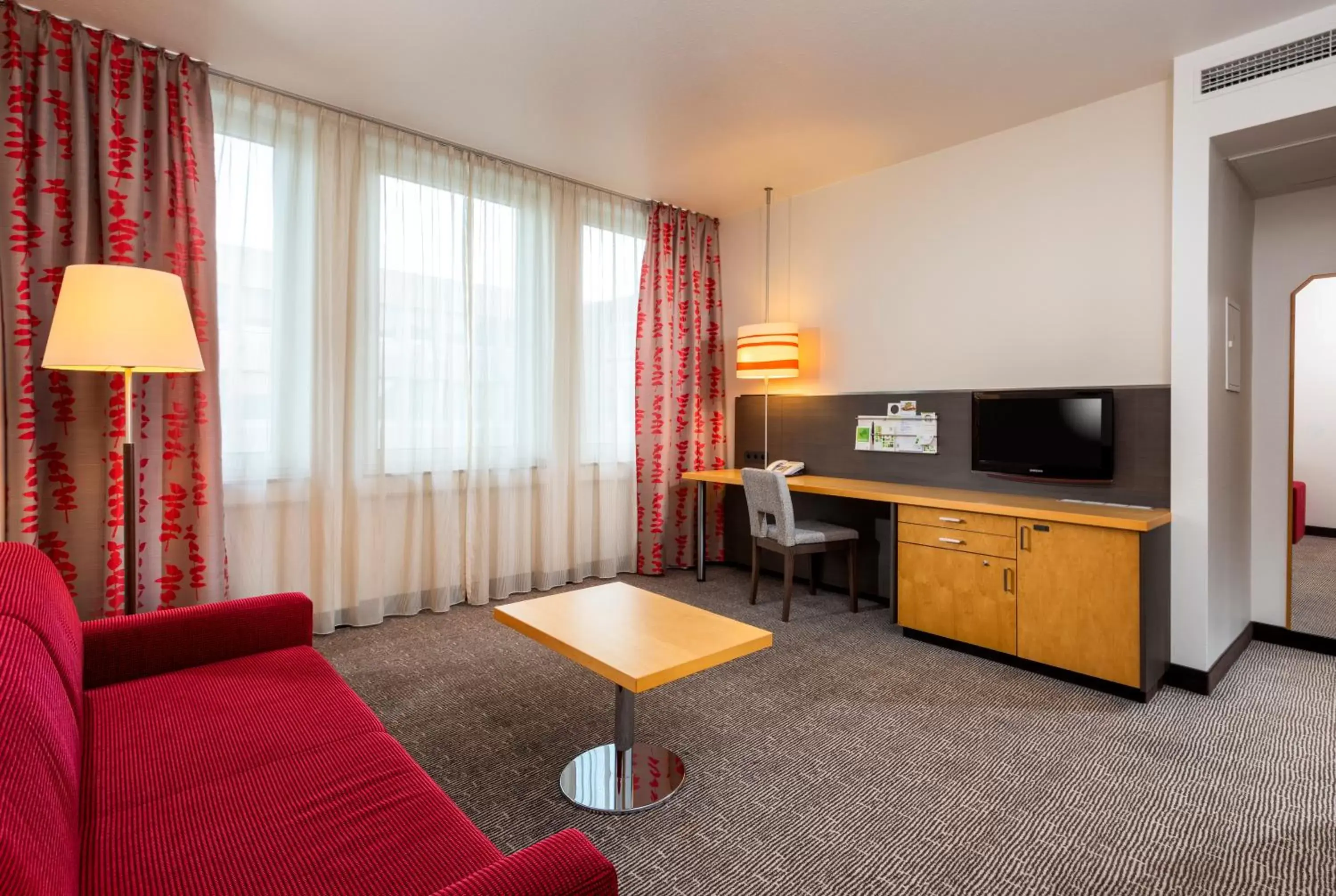 Living room, Seating Area in Holiday Inn Frankfurt Airport - Neu-Isenburg, an IHG Hotel