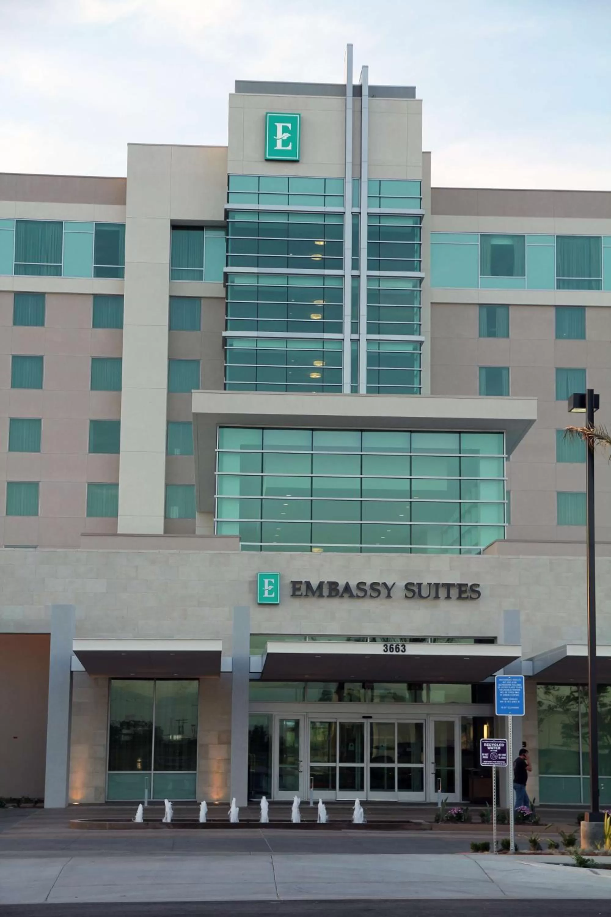 Property building in Embassy Suites Ontario - Airport