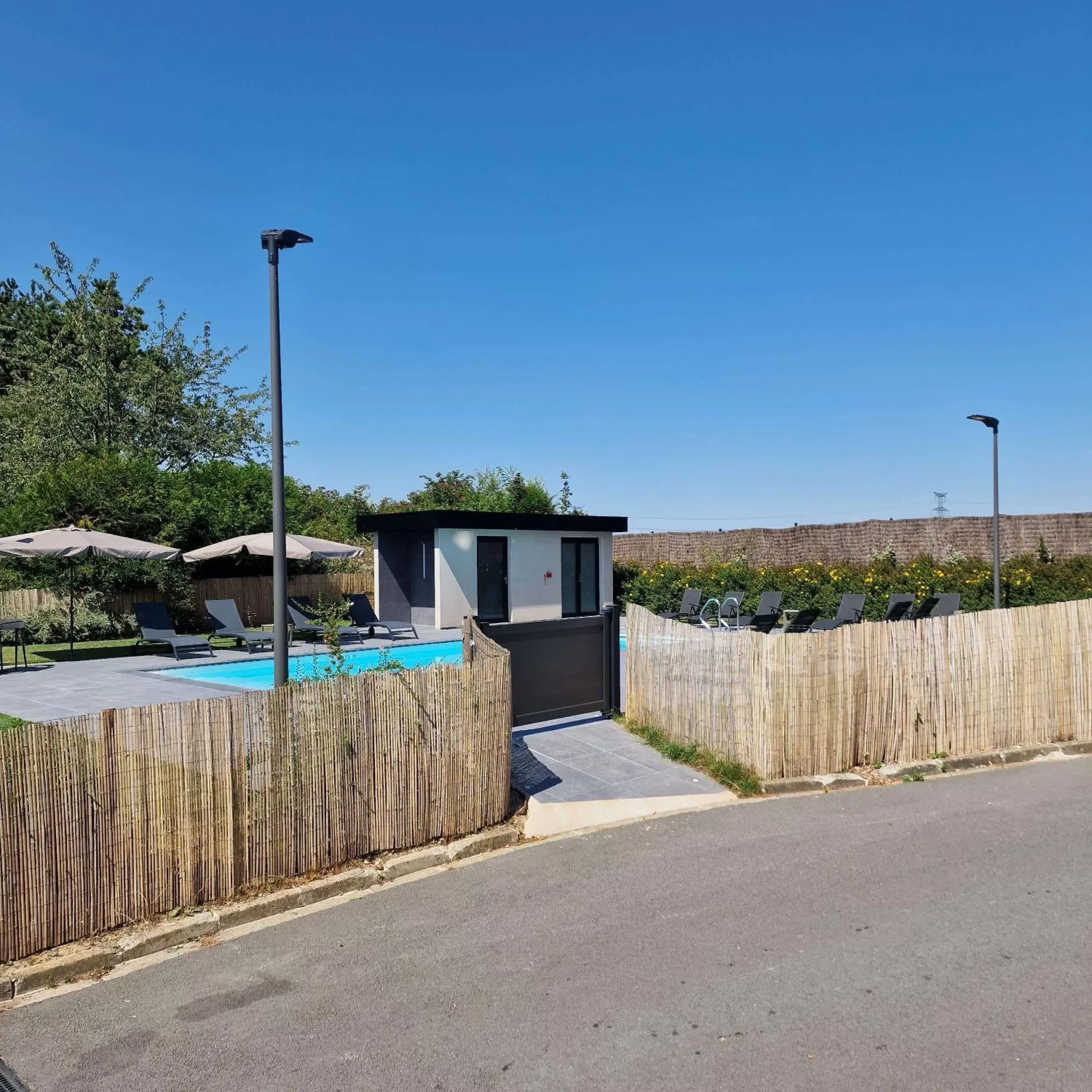 Pool view in Best Western L'Aquarium Arras Nord Pool view in Best Western L'Aquarium Arras Nord