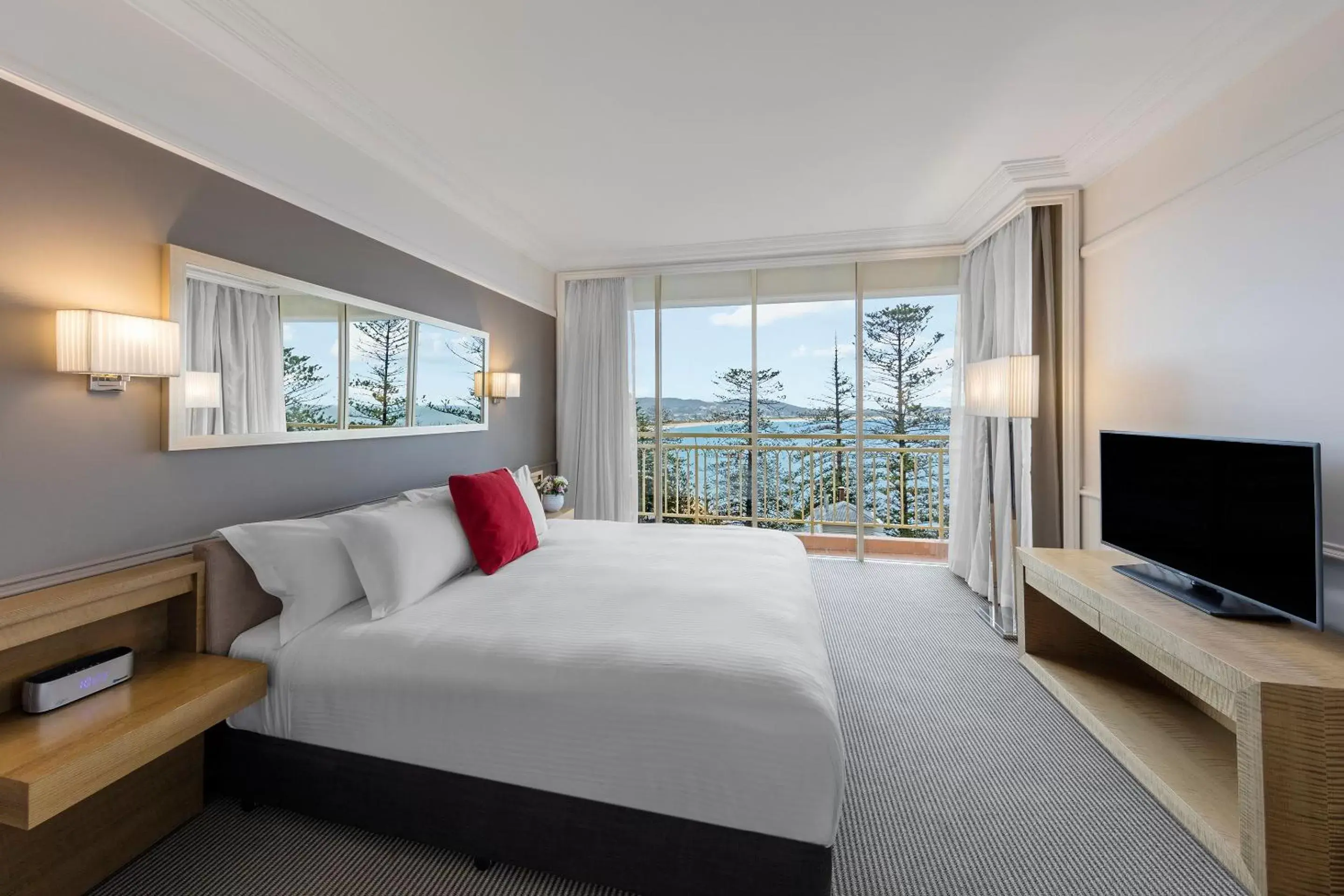 Photo of the whole room, Bed in Crowne Plaza Terrigal Pacific by IHG Photo of the whole room, Bed in Crowne Plaza Terrigal Pacific by IHG
