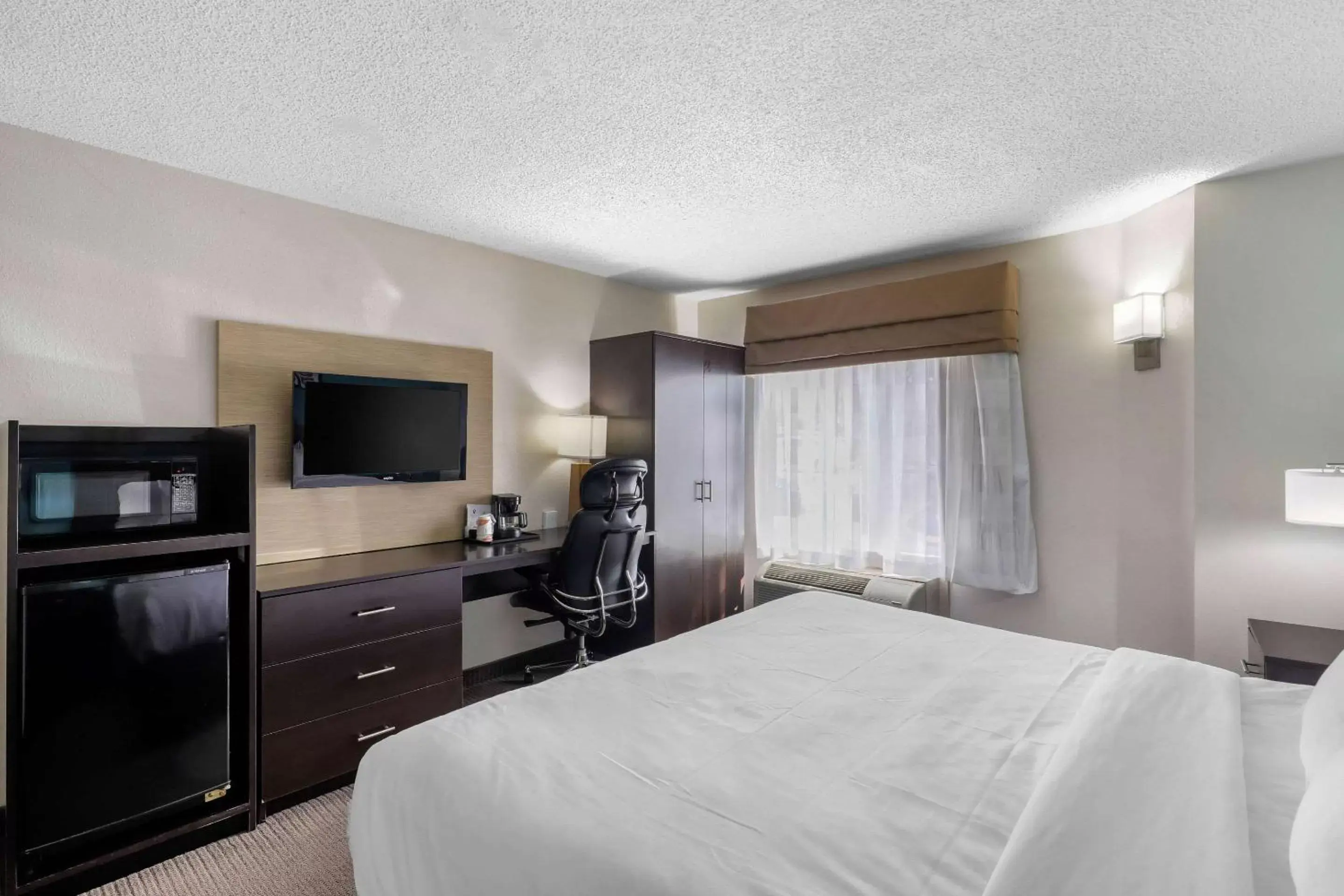 Photo of the whole room, TV/Entertainment Center in Clarion Inn & Suites DFW North