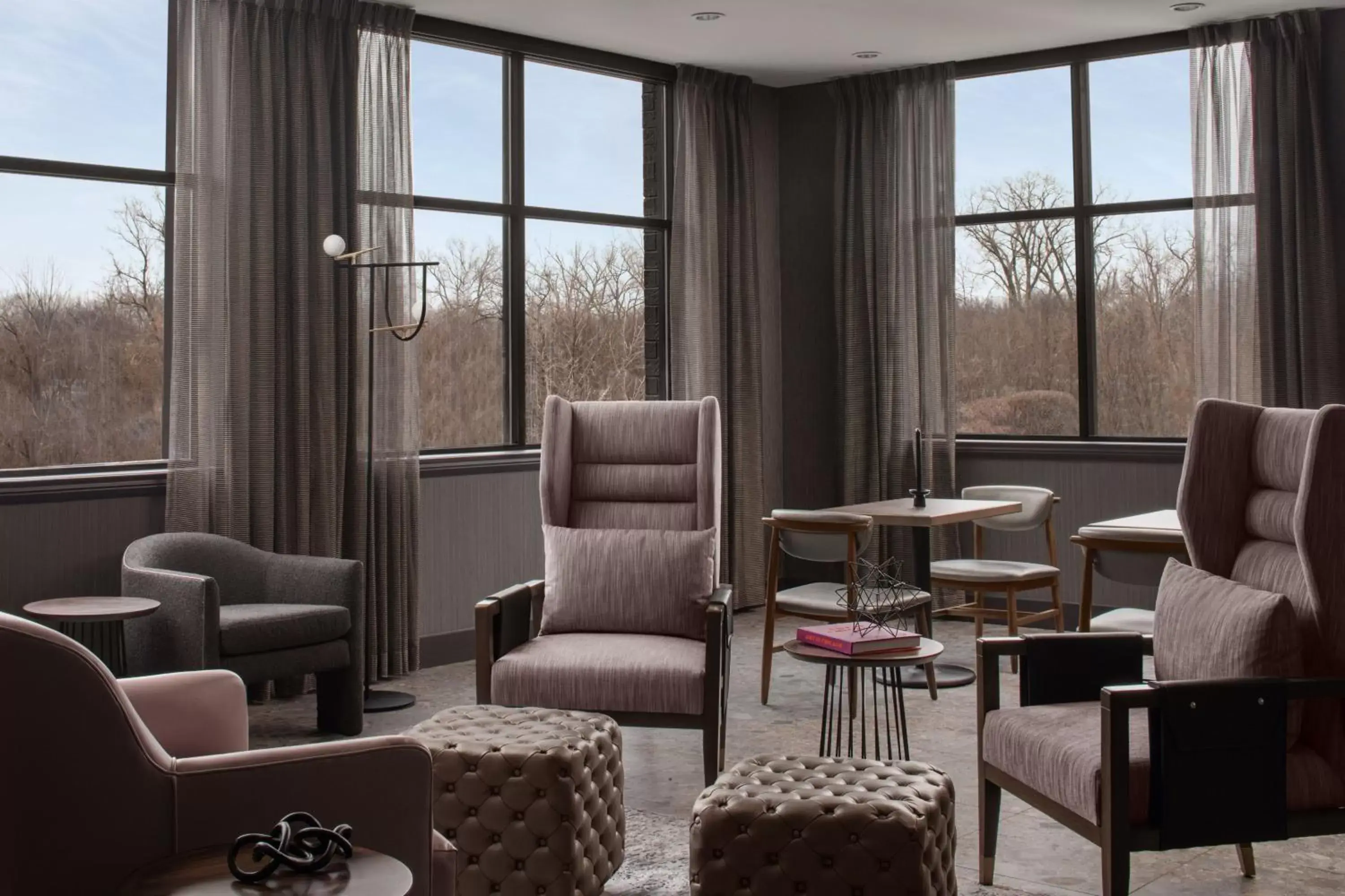 Lounge or bar in Renaissance Chicago North Shore Hotel