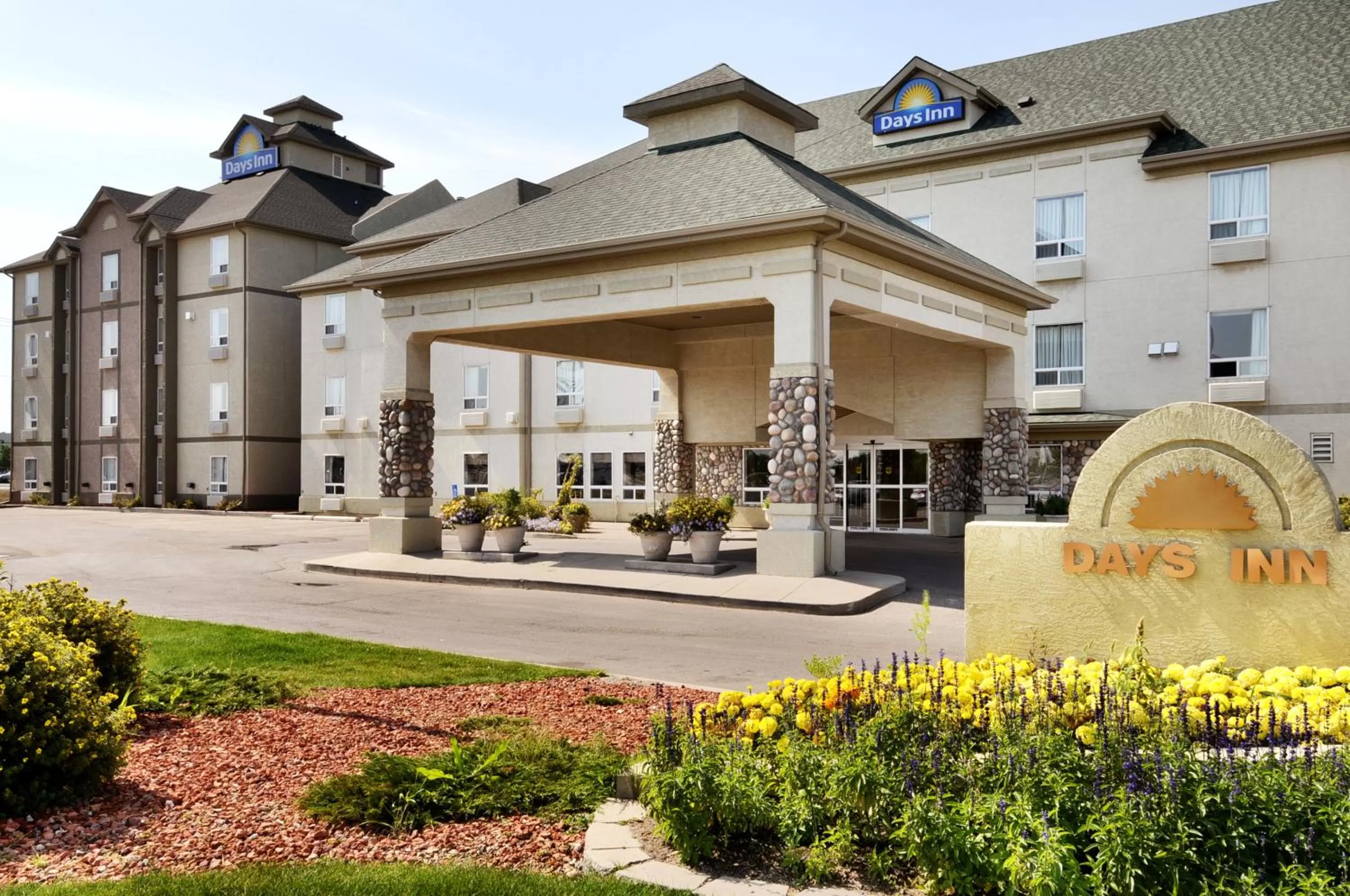 Facade/entrance in Days Inn by Wyndham Regina